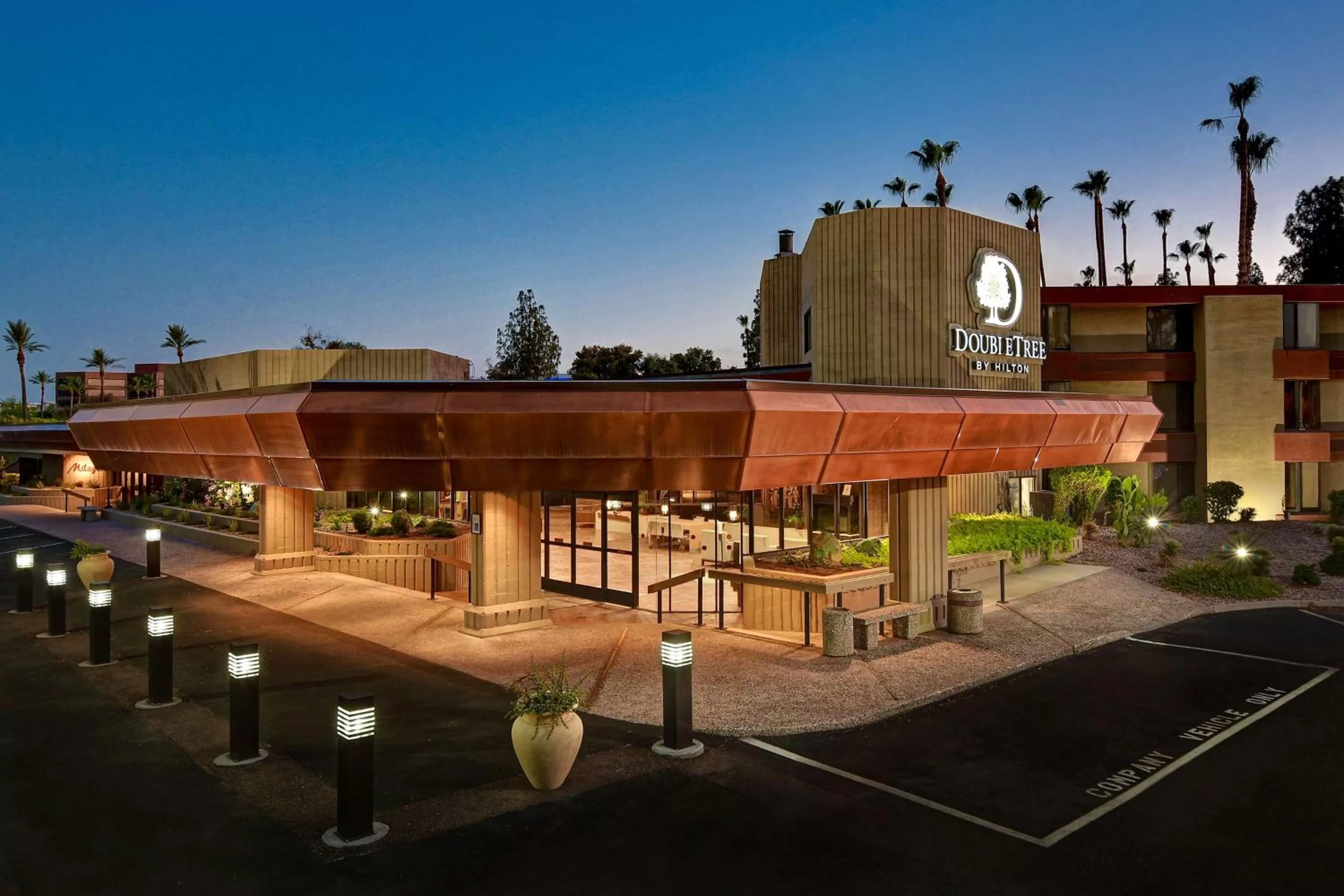 Property building in DoubleTree by Hilton Phoenix- Tempe
