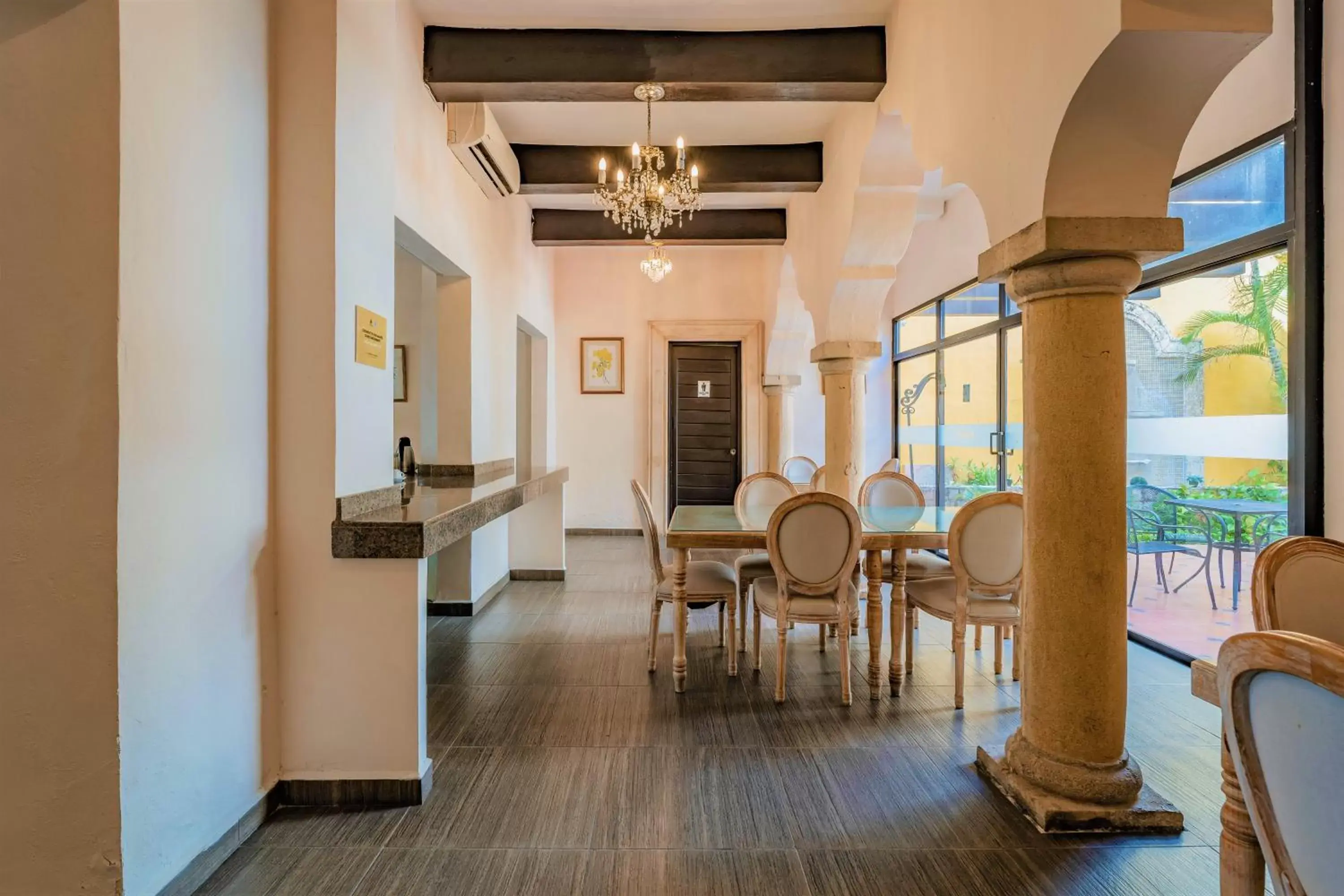 Restaurant/places to eat in Maison del Embajador Restaurant/places to eat in Maison del Embajador