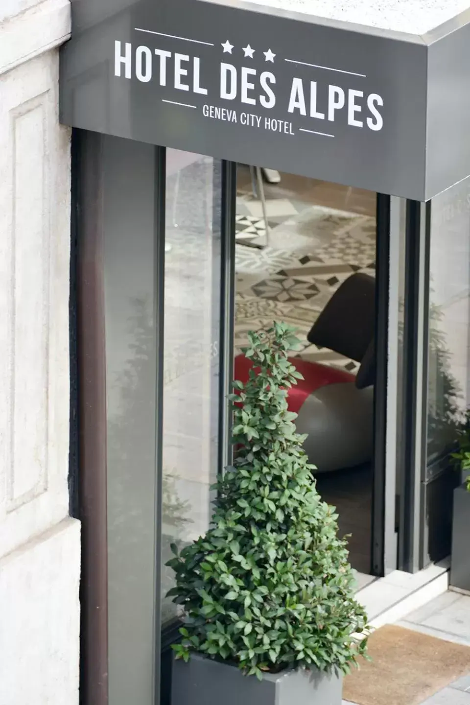 Facade/entrance in Hotel des Alpes Facade/entrance in Hotel des Alpes