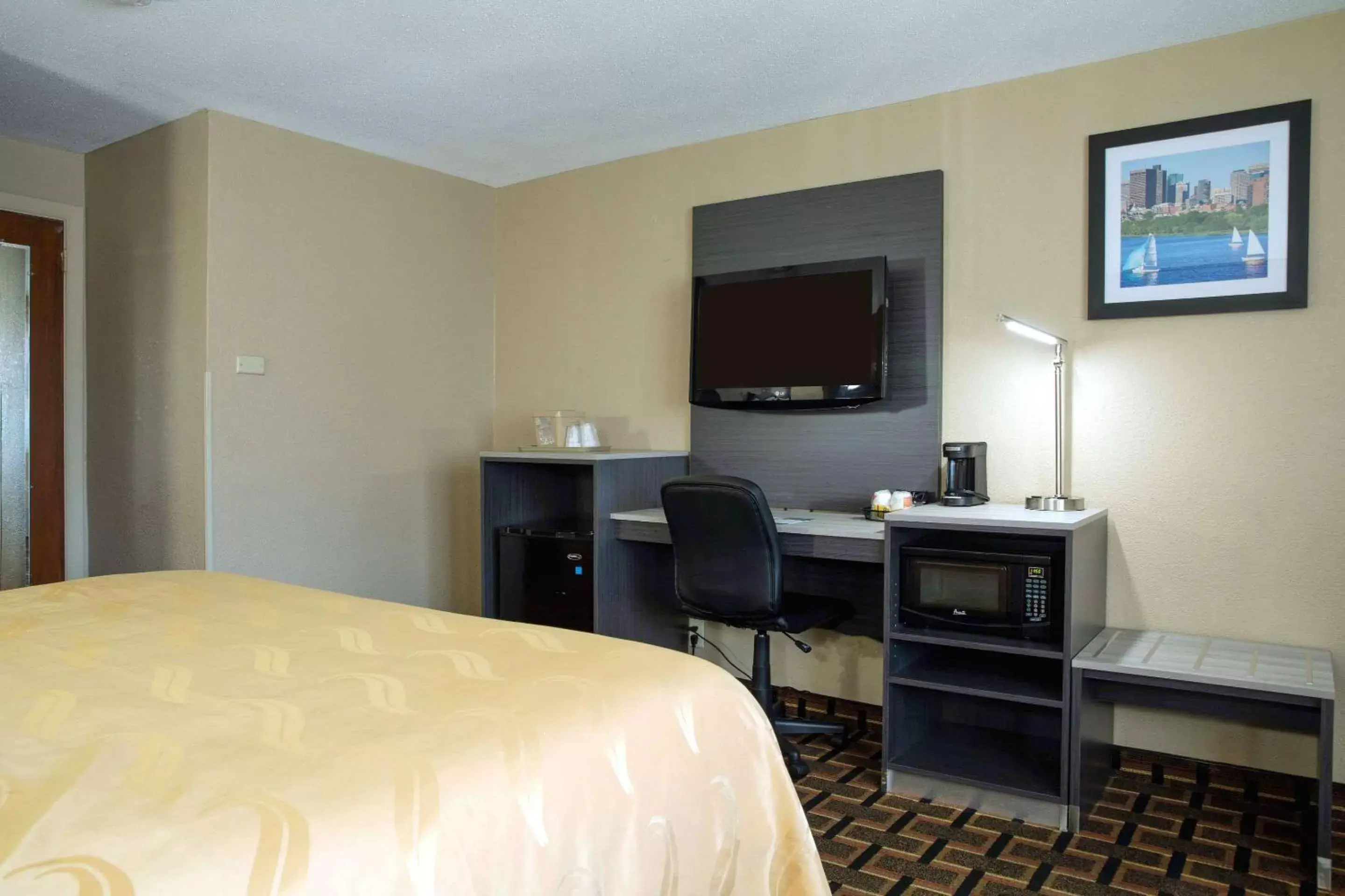 Bedroom, TV/Entertainment Center in Quality Inn Raynham - Taunton