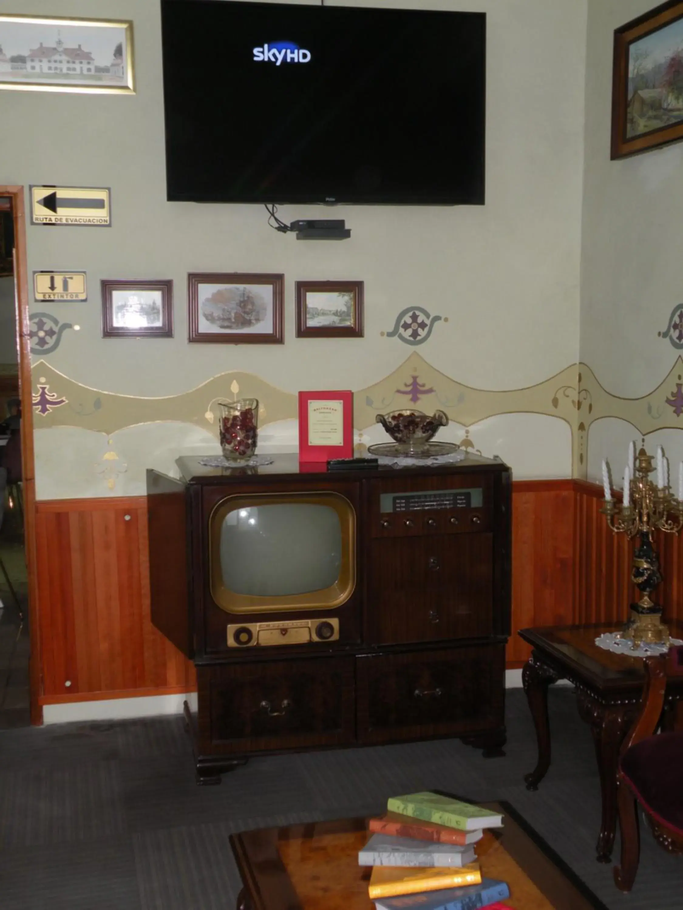 Lounge or bar, TV/Entertainment Center in Small Luxury Hotel Azcami