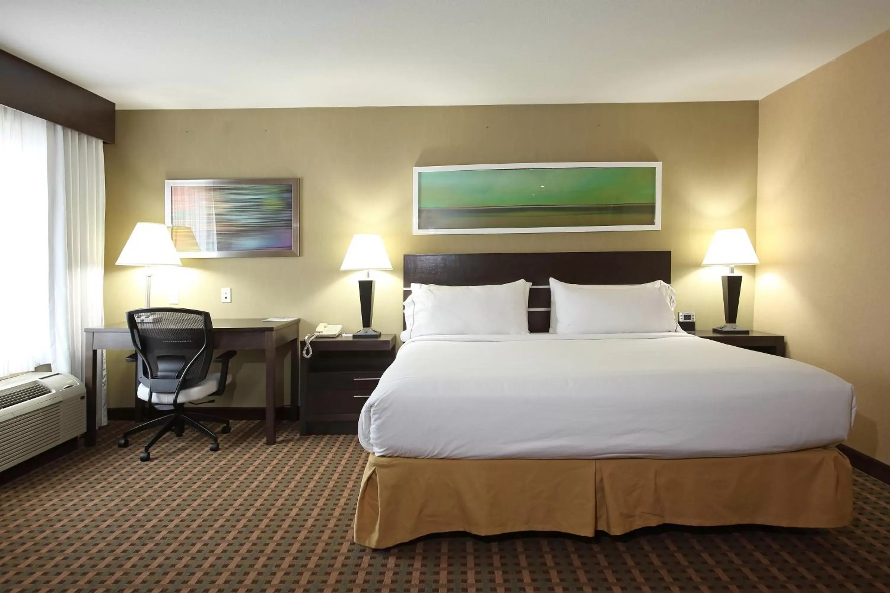 Photo of the whole room, Bed in Holiday Inn Express Hotel & Suites Vernon, an IHG Hotel