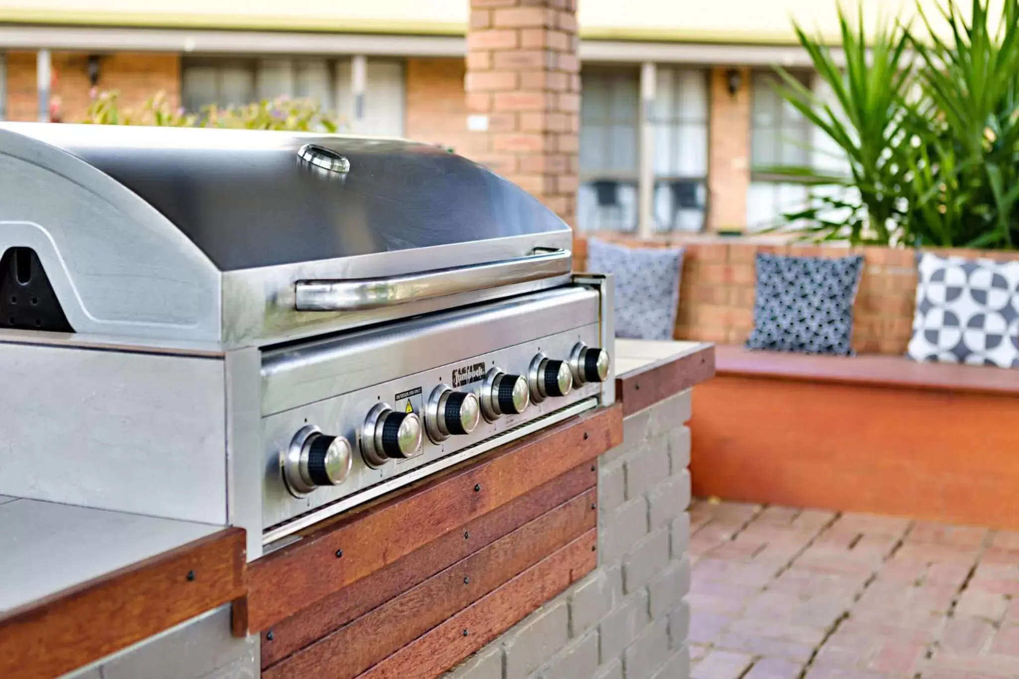 BBQ Facilities in Statesman Motor Inn