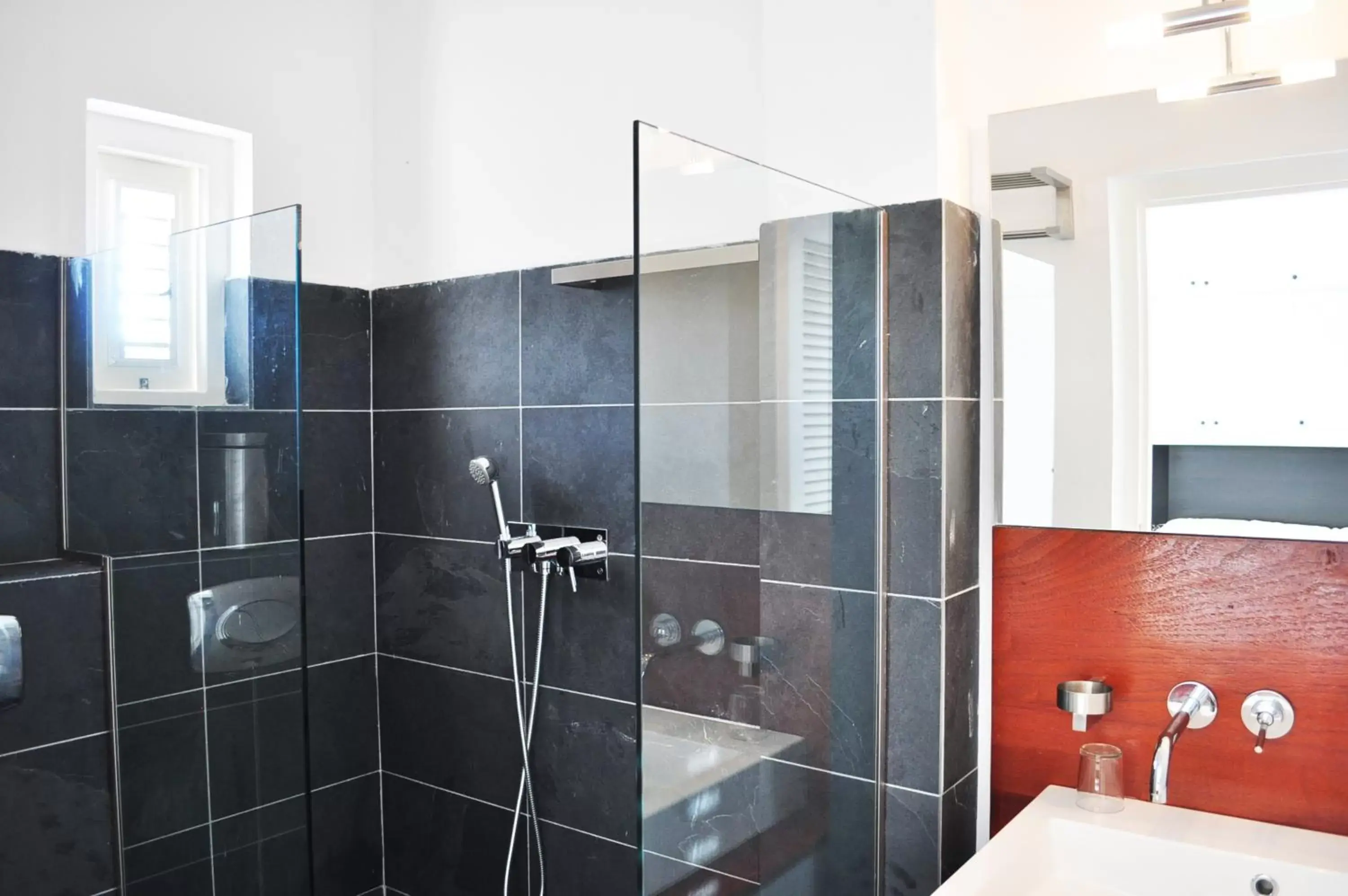 Shower, Bathroom in Scuba Lodge & Suites