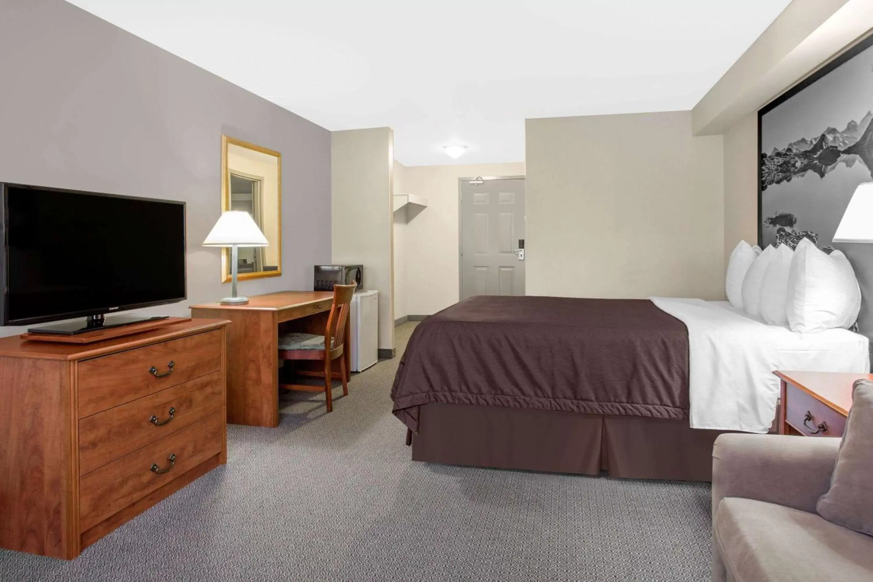 Photo of the whole room, Bed in Super 8 by Wyndham Sault Ste Marie On
