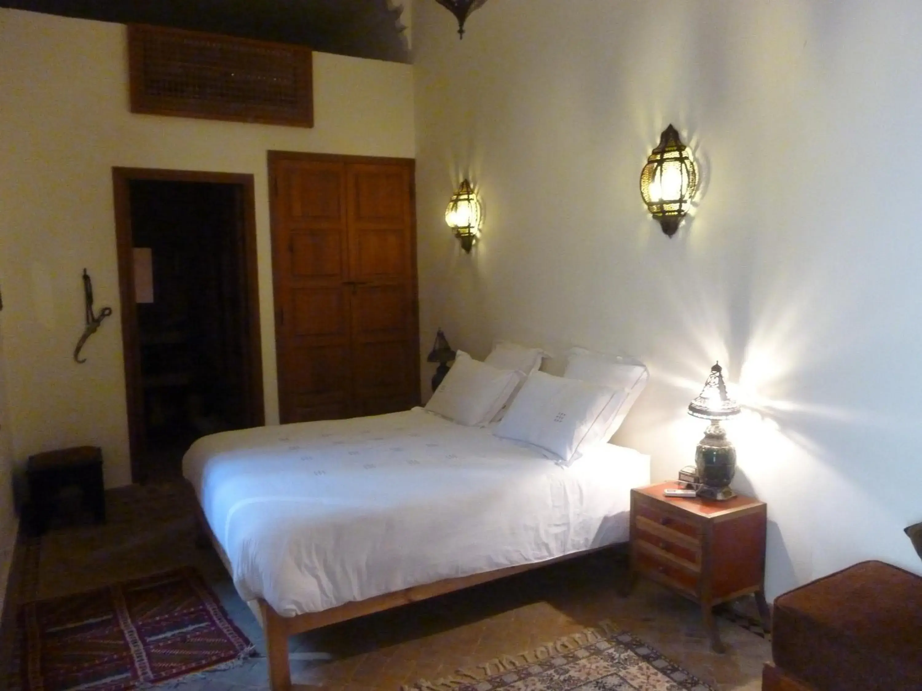 Photo of the whole room, Bed in Riad Les Trois Palmiers El Bacha