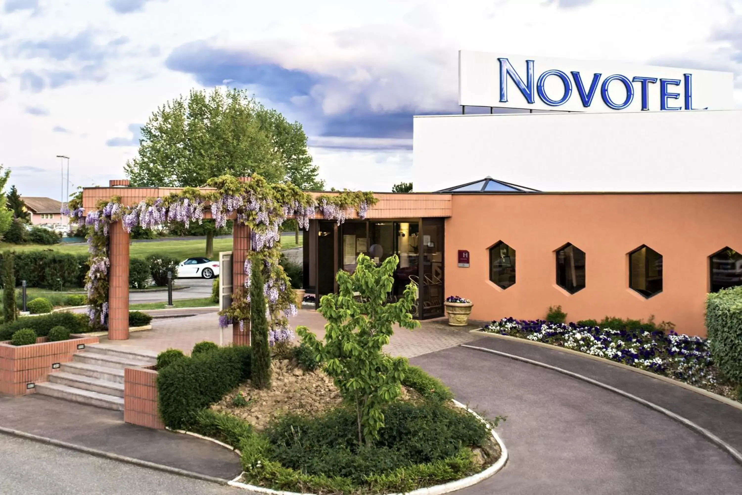 Facade/entrance, Property Building in Novotel Macon Nord Autoroute du Soleil