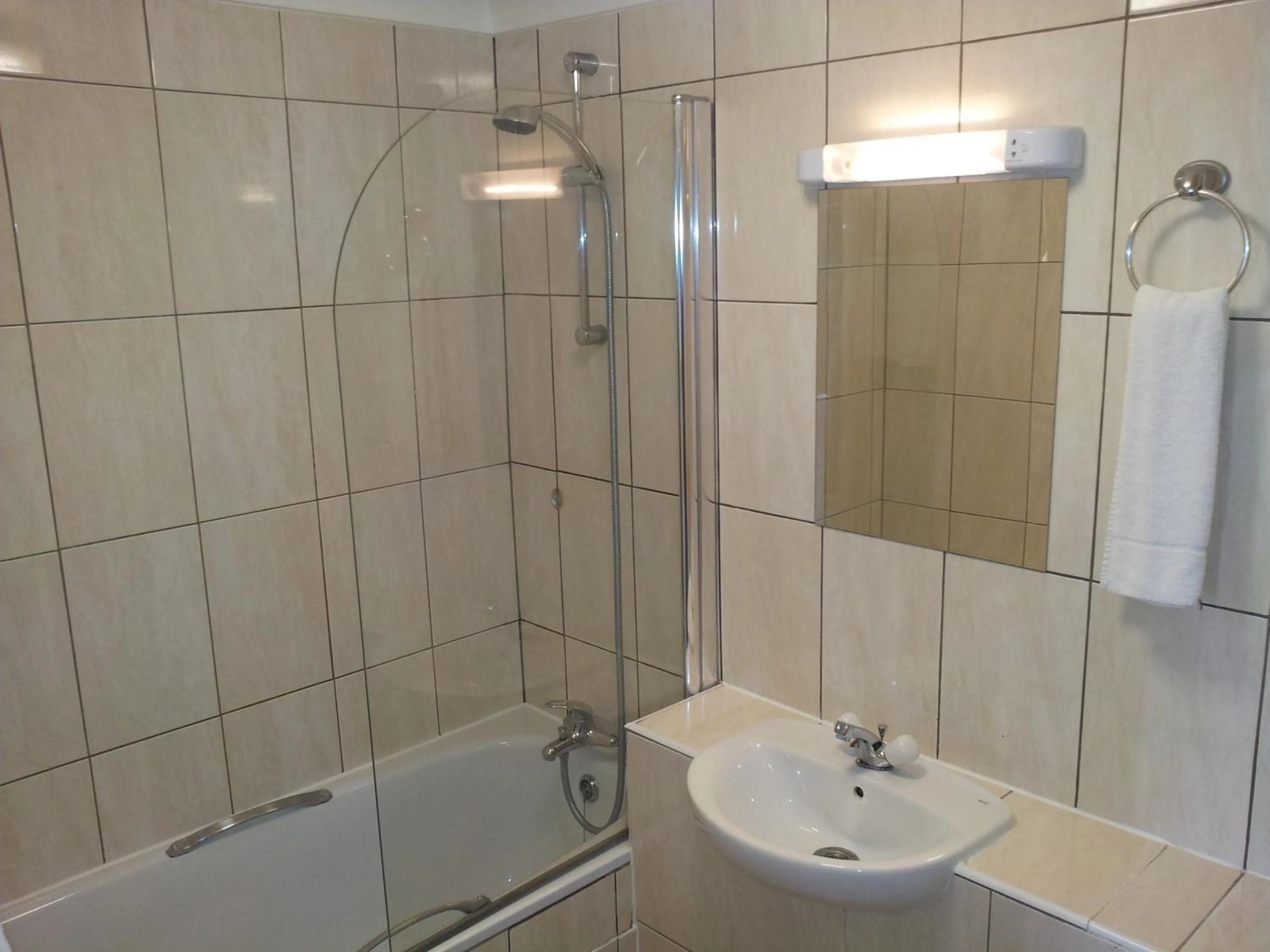 Bathroom in West Cromwell Hotel