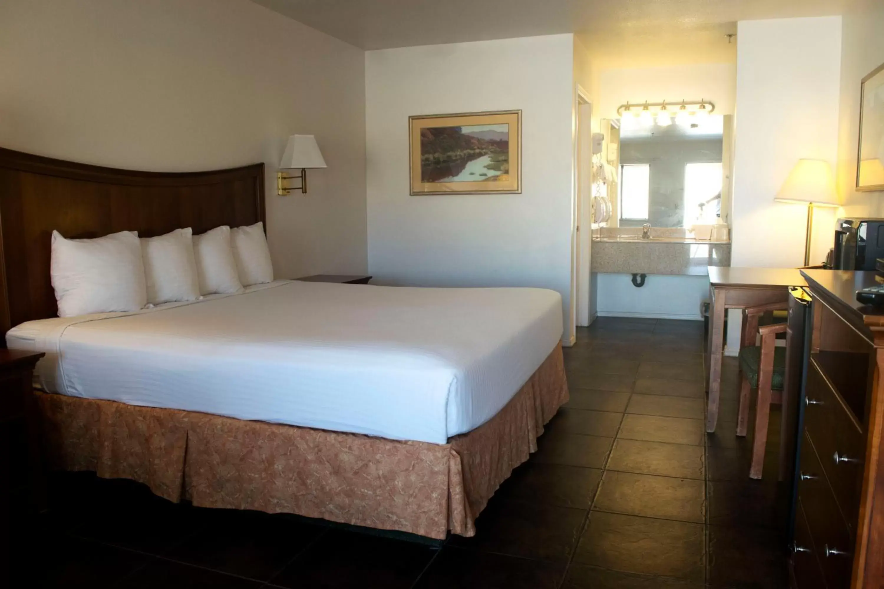 Photo of the whole room, Bed in Rio Del Sol Inn Needles