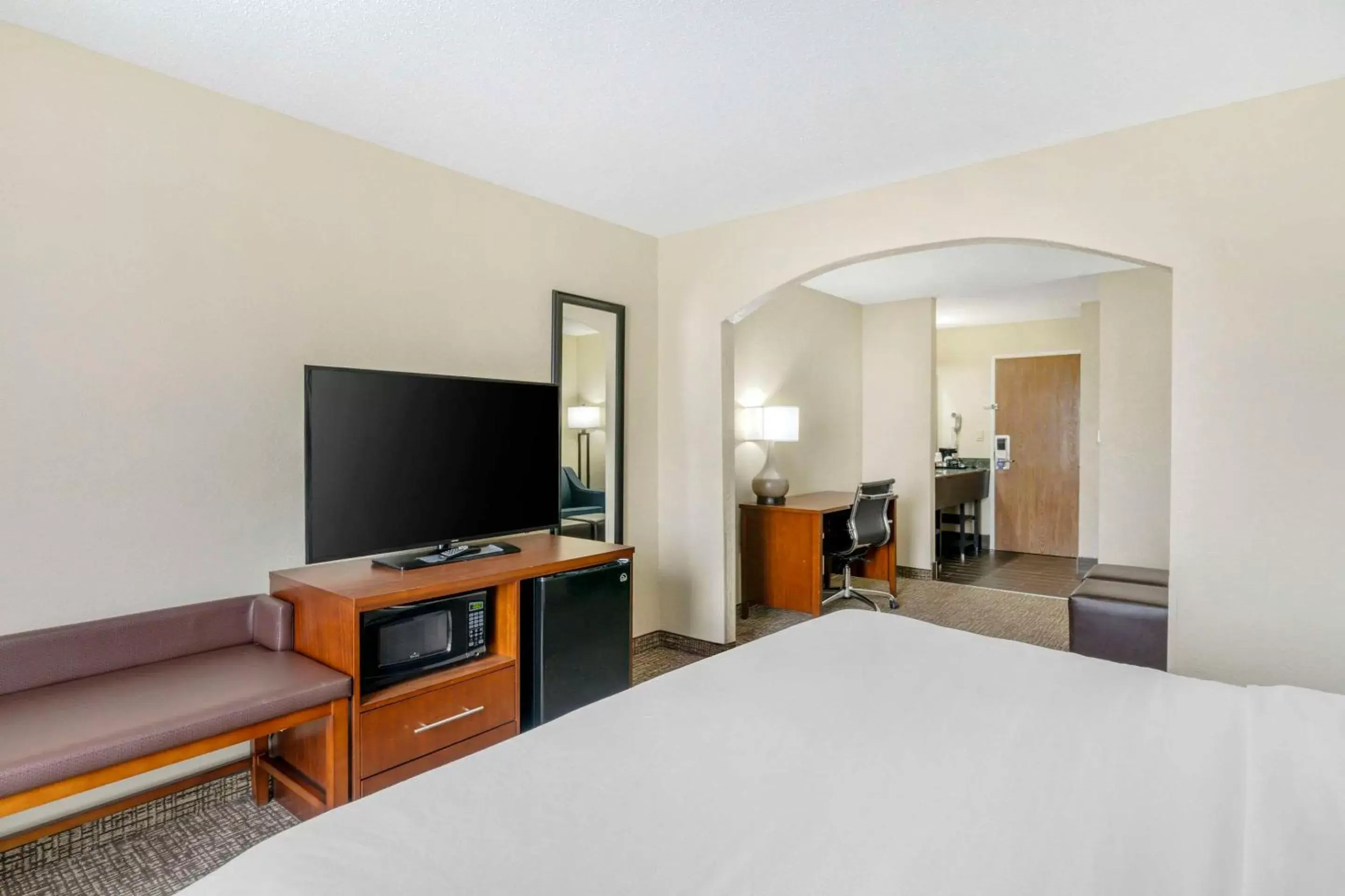 Bedroom, TV/Entertainment Center in Comfort Inn & Suites La Grange