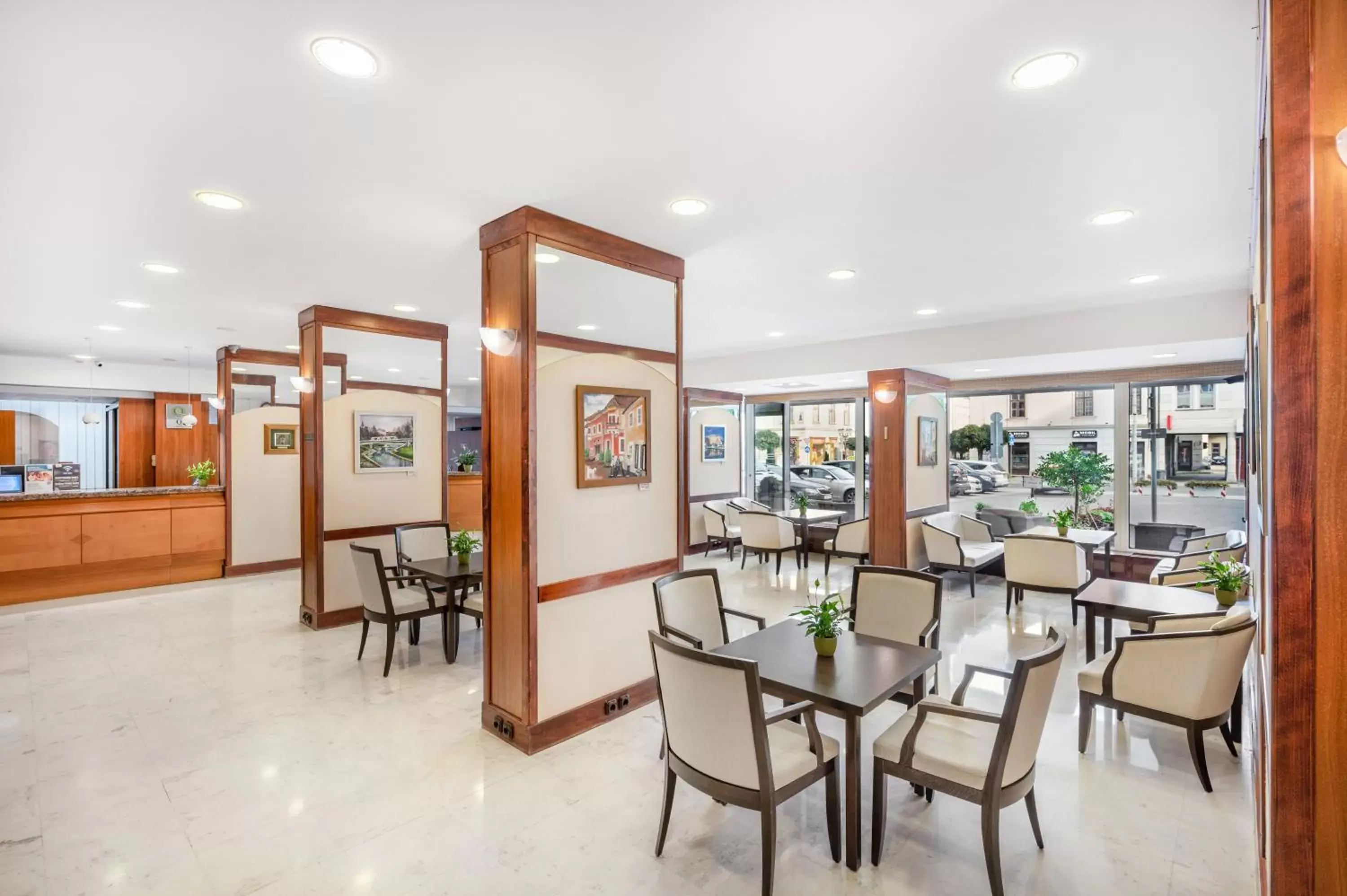 Lobby or reception, Restaurant/Places to Eat in Danubius Hotel Raba