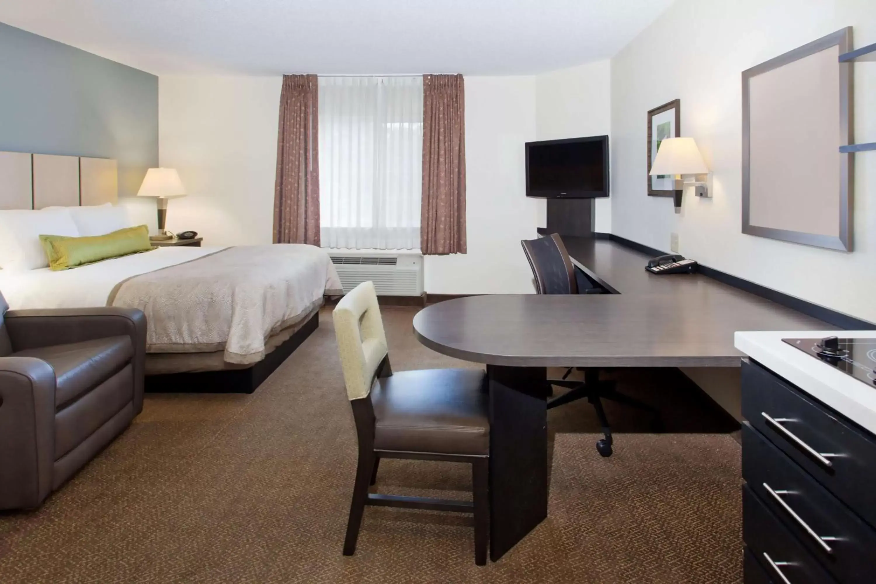 Photo of the whole room, TV/Entertainment Center in Sonesta Simply Suites Philadelphia Mount Laurel