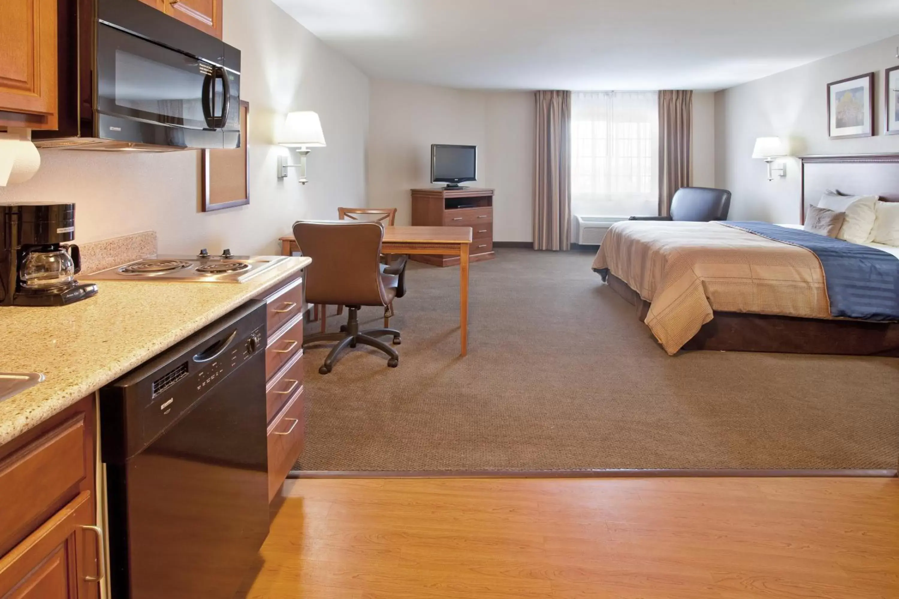 Photo of the whole room, Kitchen/Kitchenette in Candlewood Suites Roswell, an IHG Hotel