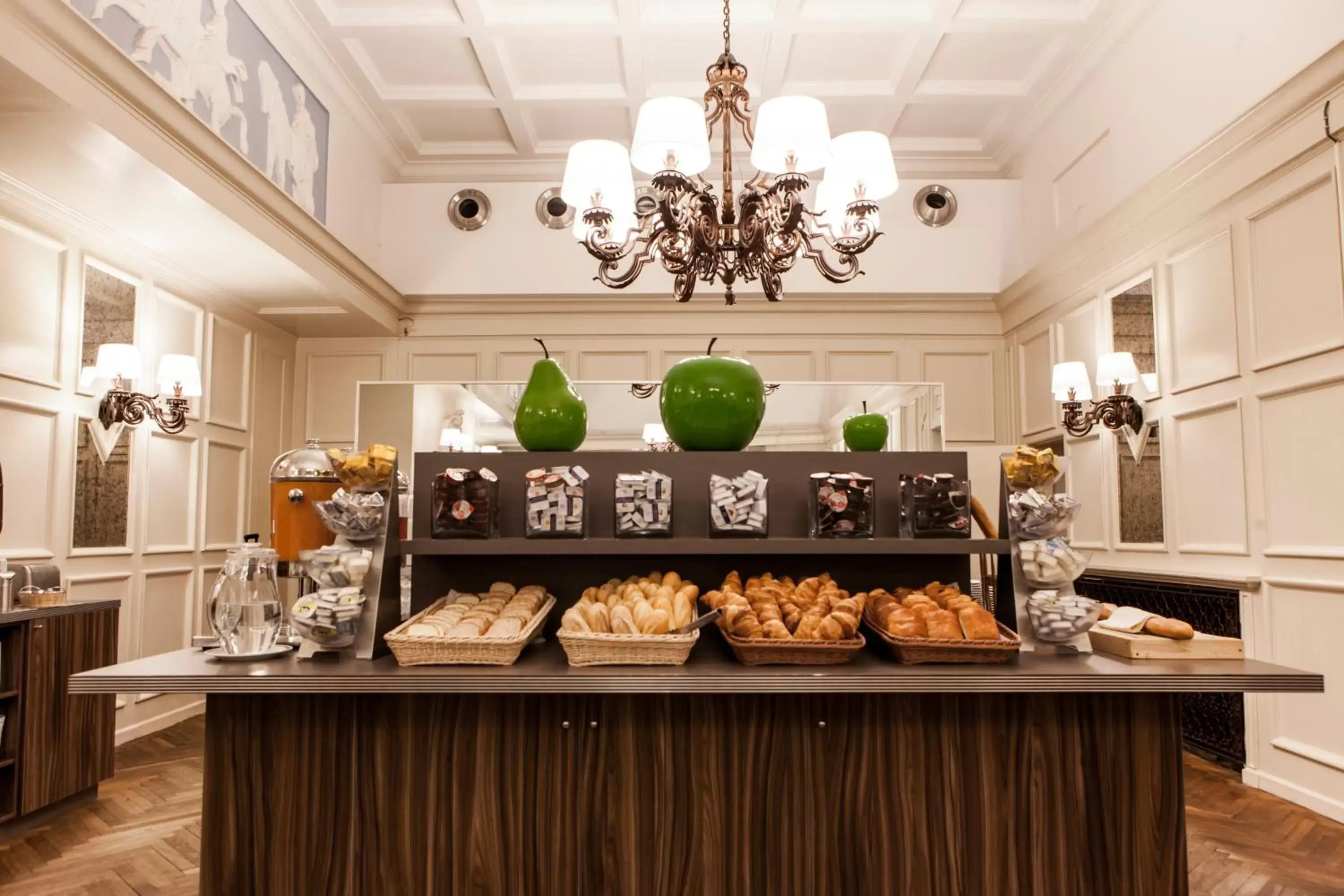 Buffet breakfast in Hotel Des Colonies
