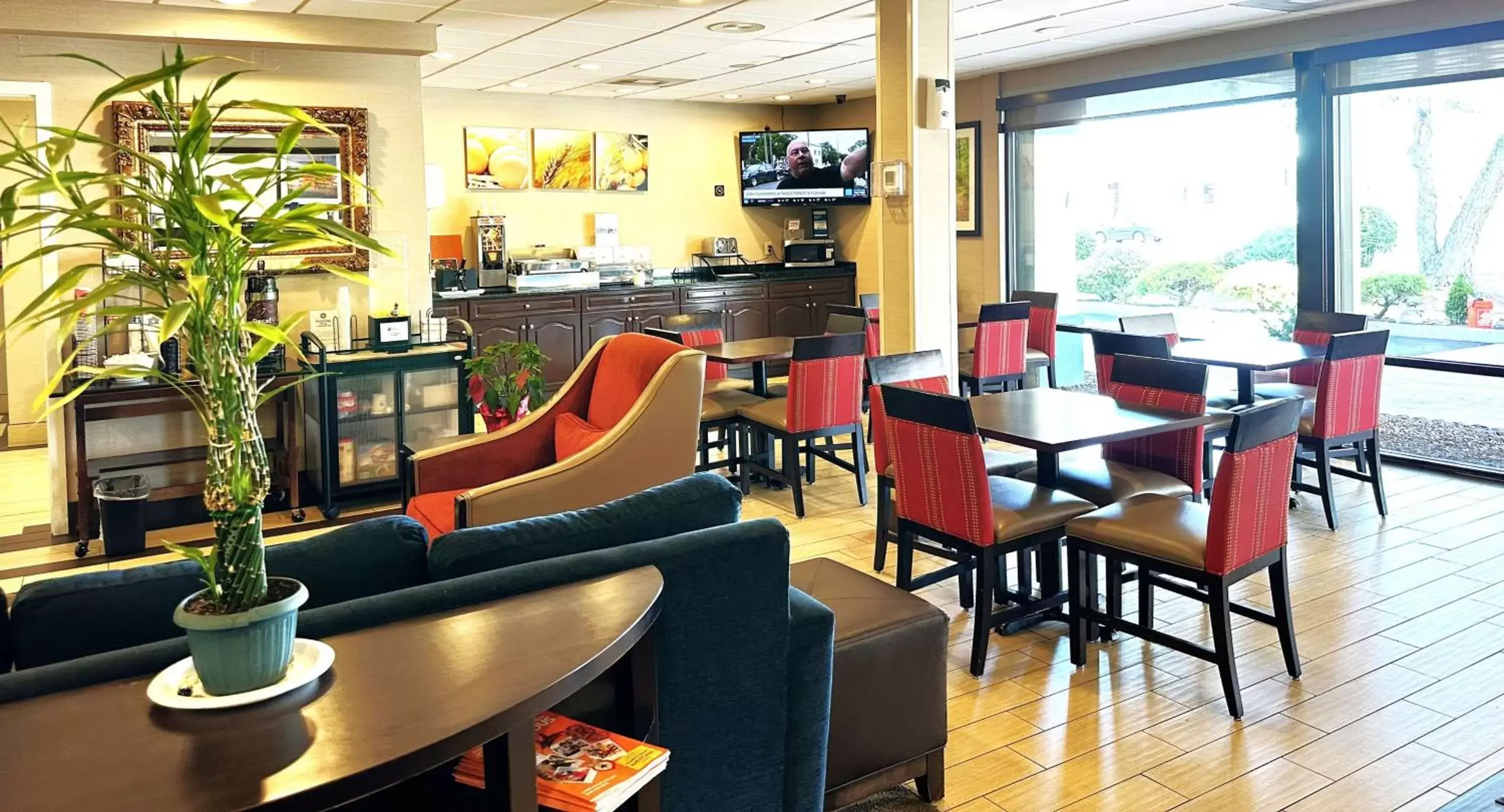 Lobby or reception, Restaurant/Places to Eat in SureStay Plus by Best Western Reading North