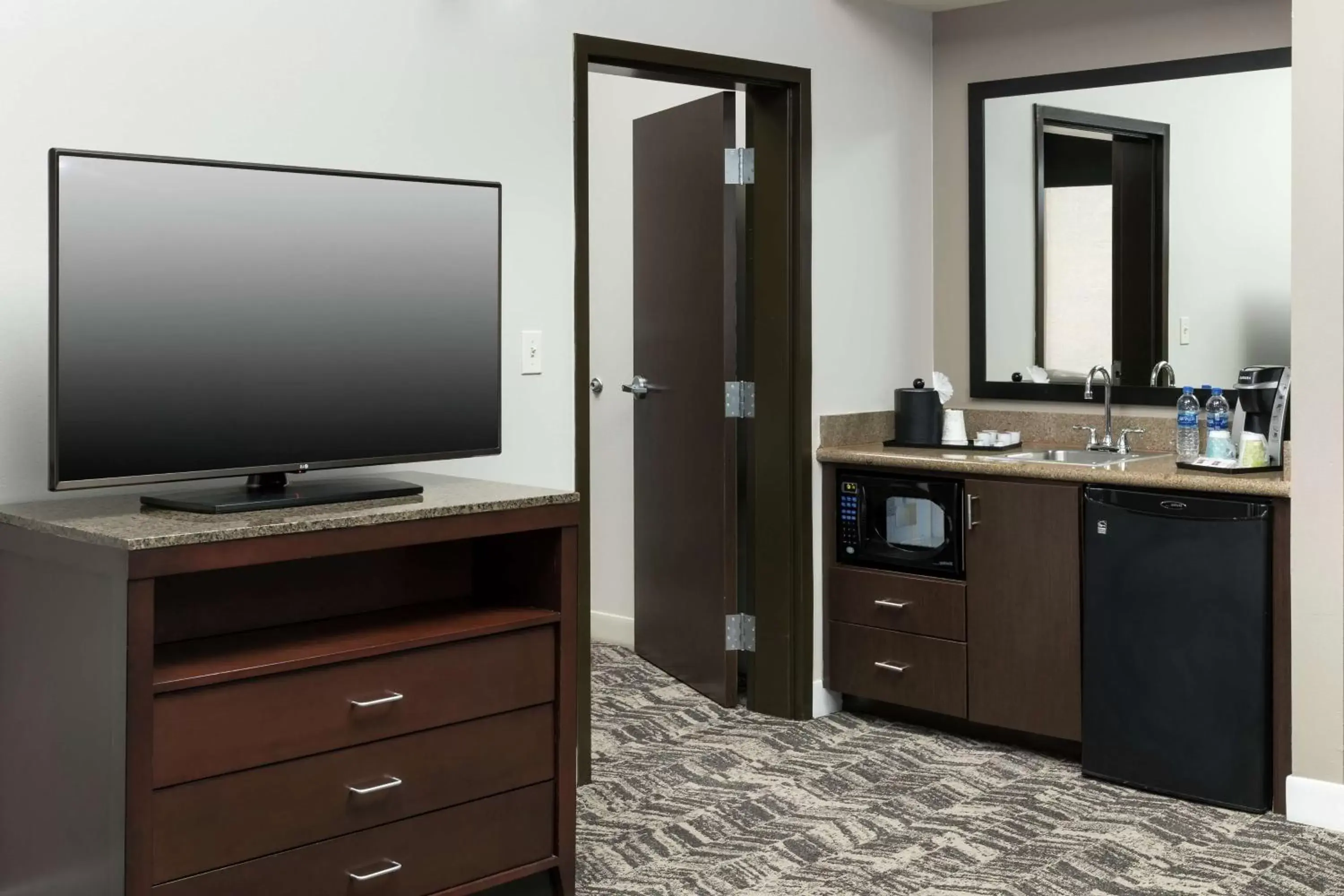 Photo of the whole room, TV/Entertainment Center in Hilton Garden Inn DFW North Grapevine