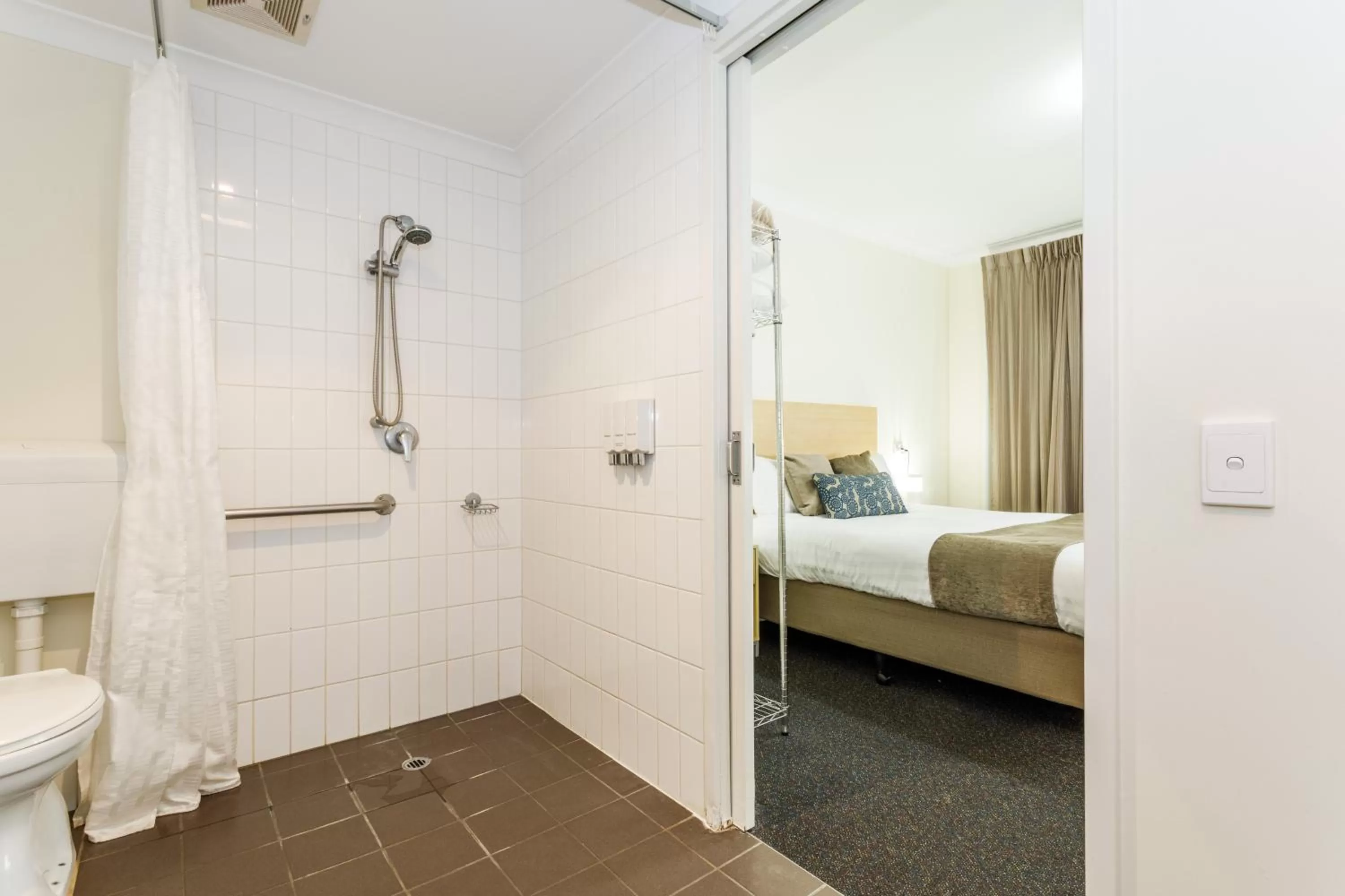 Shower, Bed in Perth Ascot Central Apartment Hotel Official