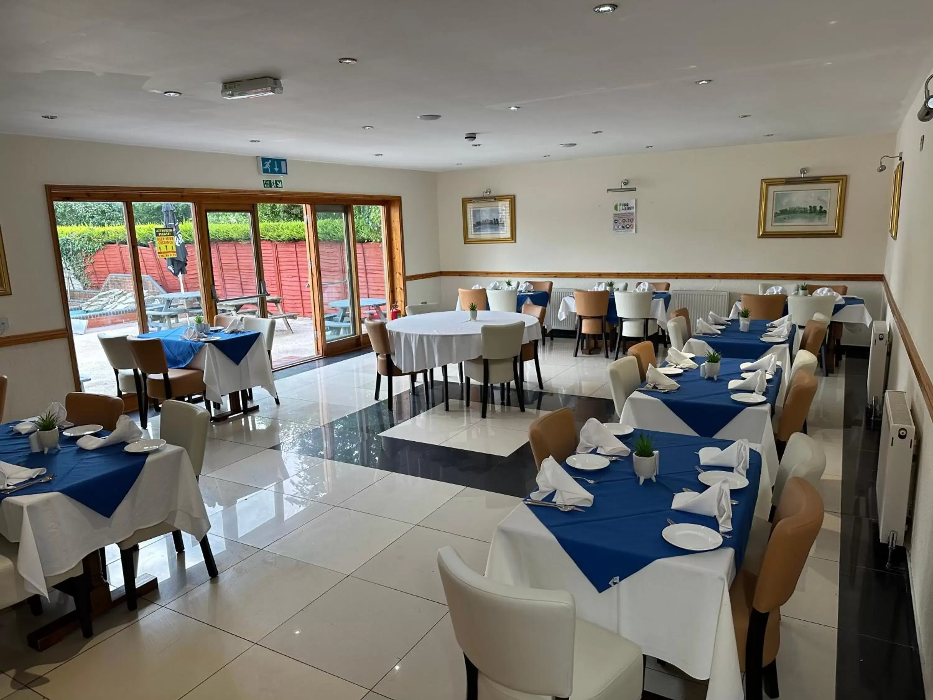 Restaurant/Places to Eat in Acorn Lodge Gatwick