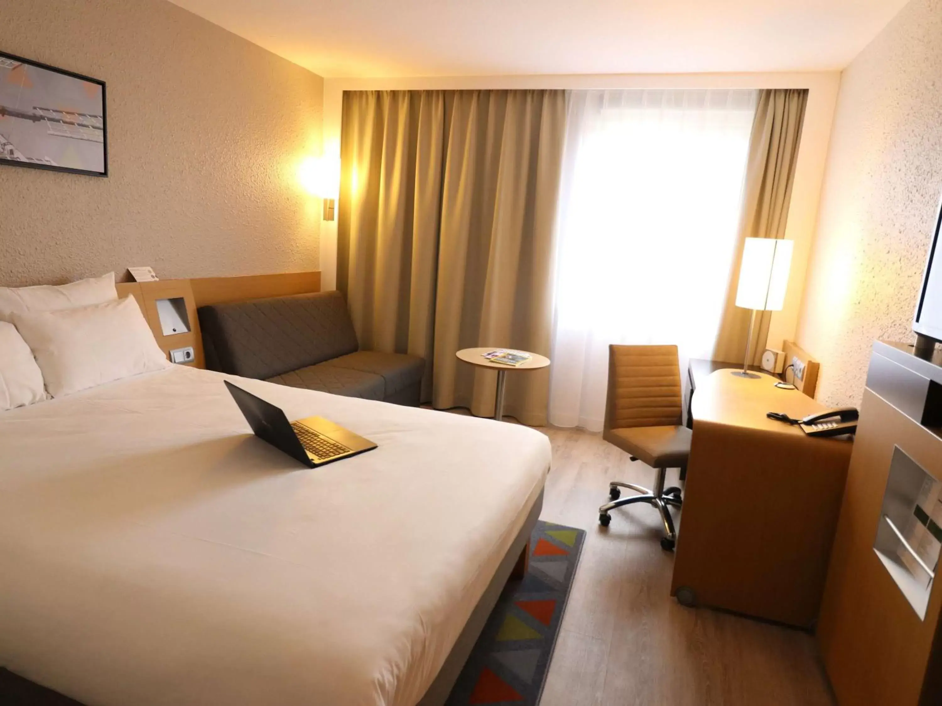 Photo of the whole room, Bed in Novotel Breda