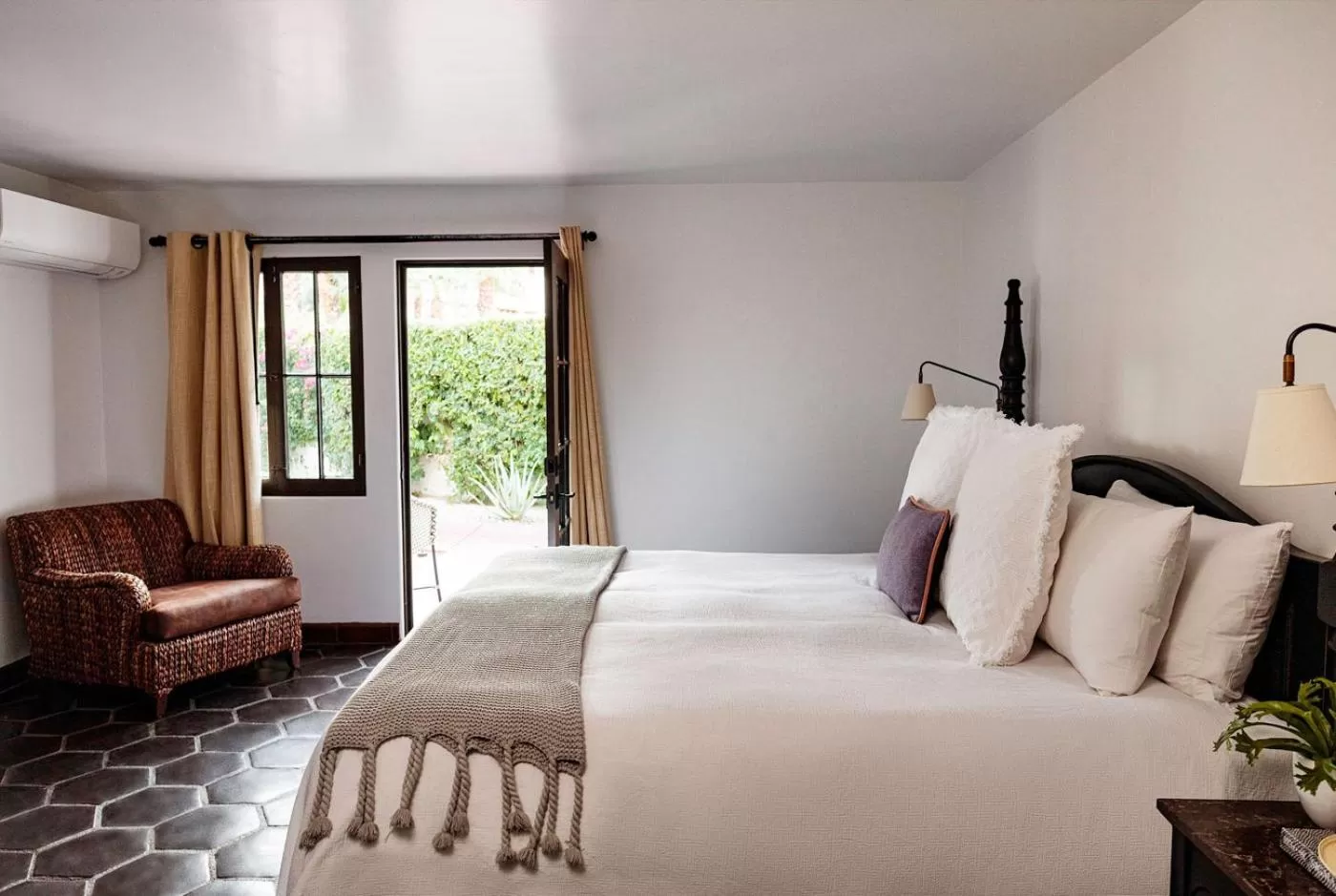 Bed in Ingleside Estate Hotel & Bungalows- Adults Only