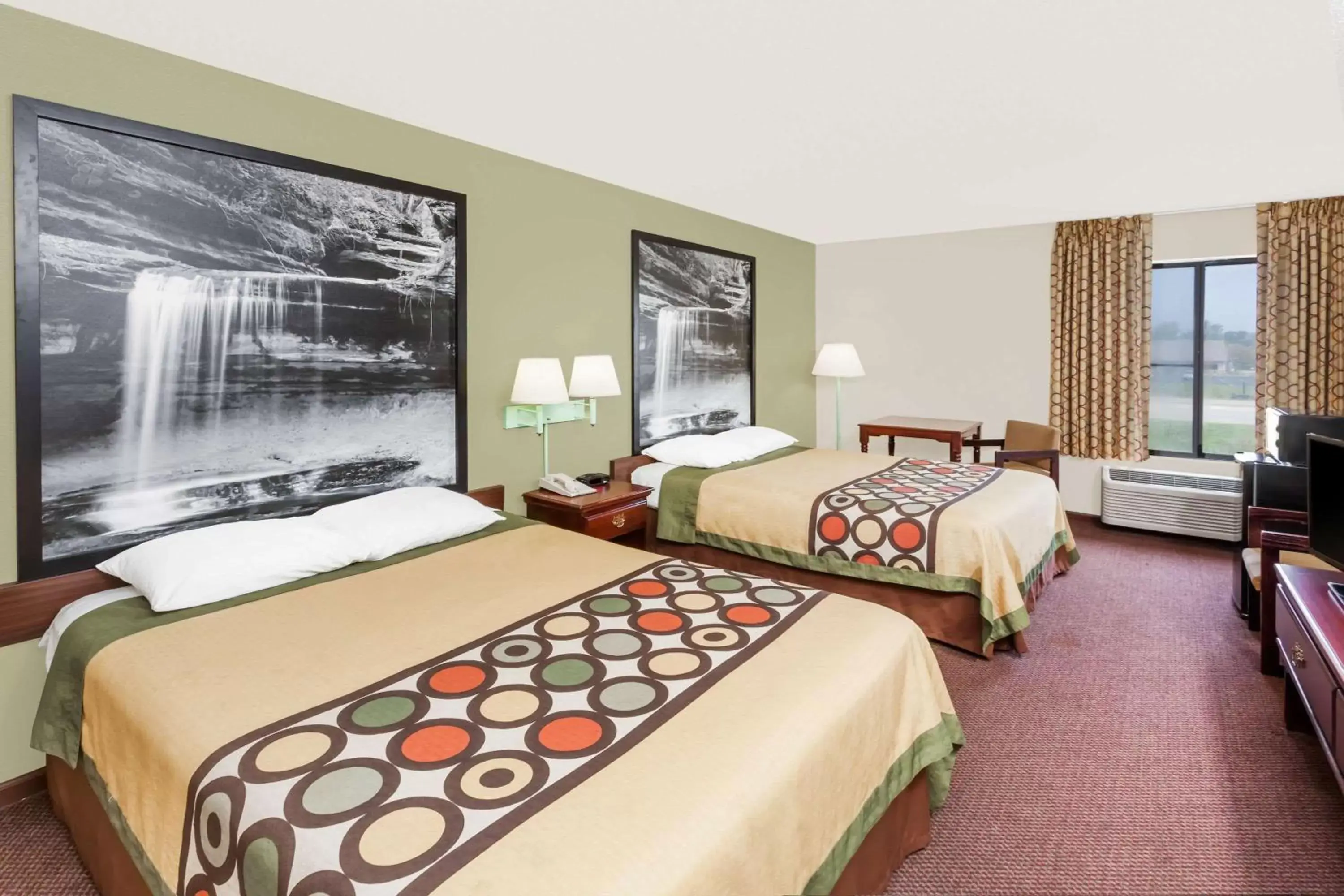 Photo of the whole room, Bed in Super 8 by Wyndham Lincoln