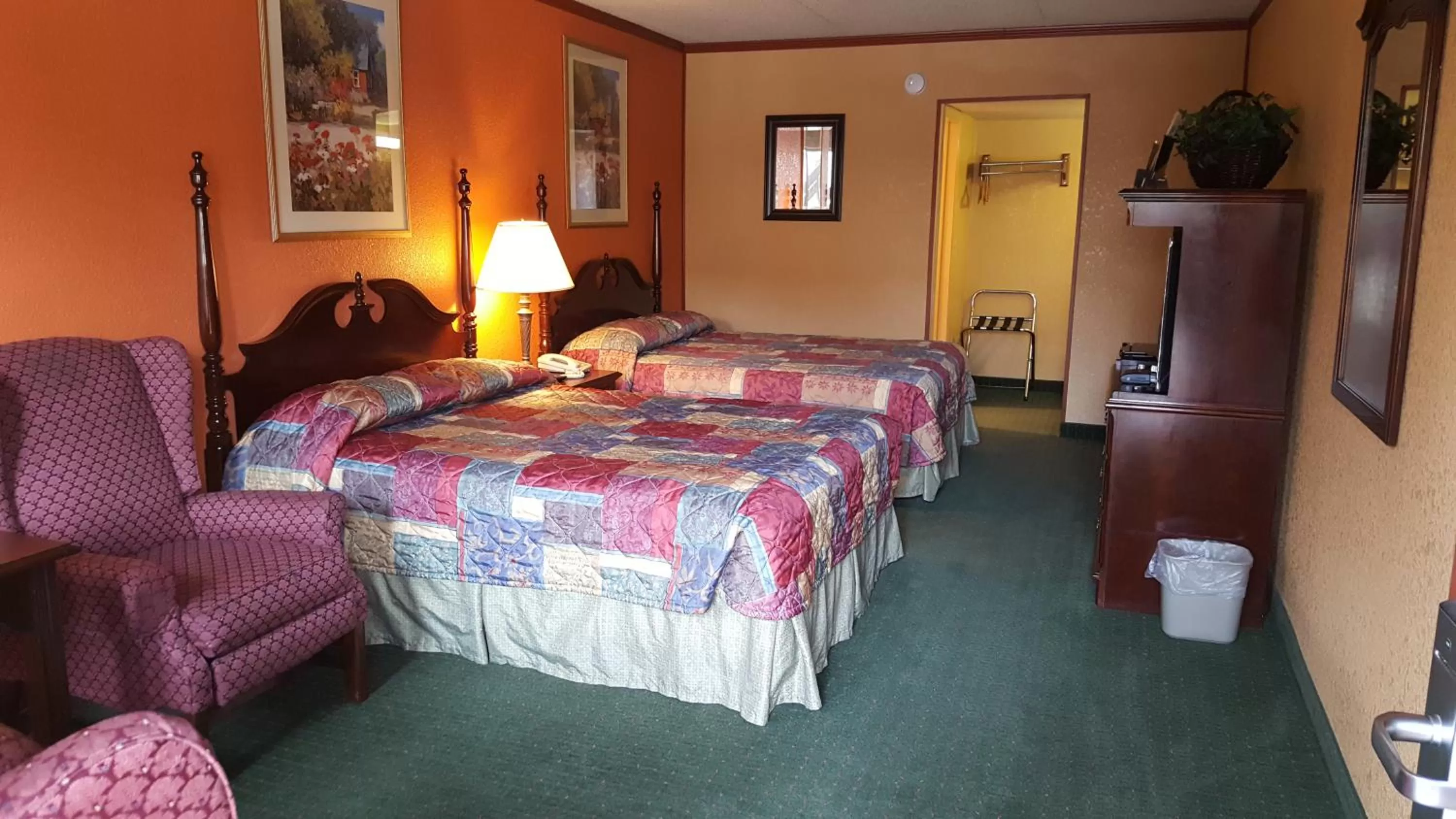 Queen Room with Two Queen Beds - Non-Smoking in The KC Motel Show Low