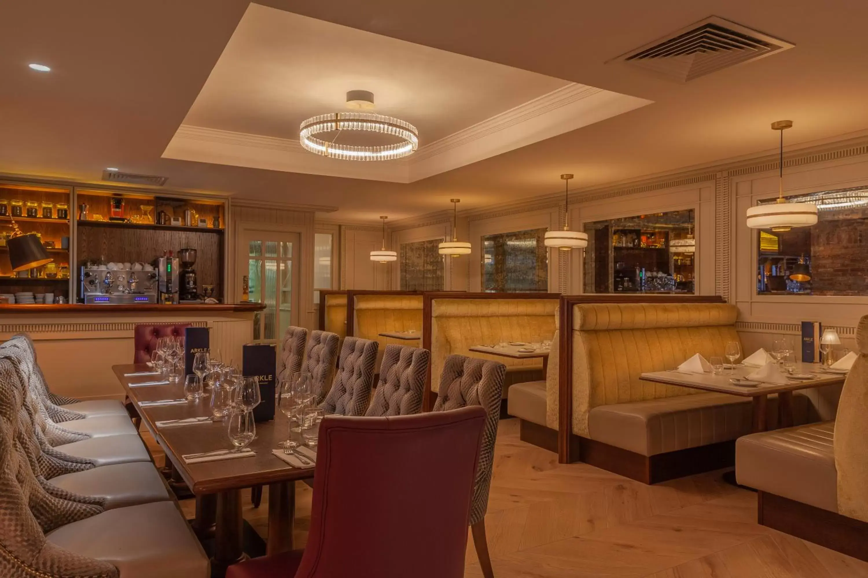 Restaurant/Places to Eat in Glenroyal Hotel