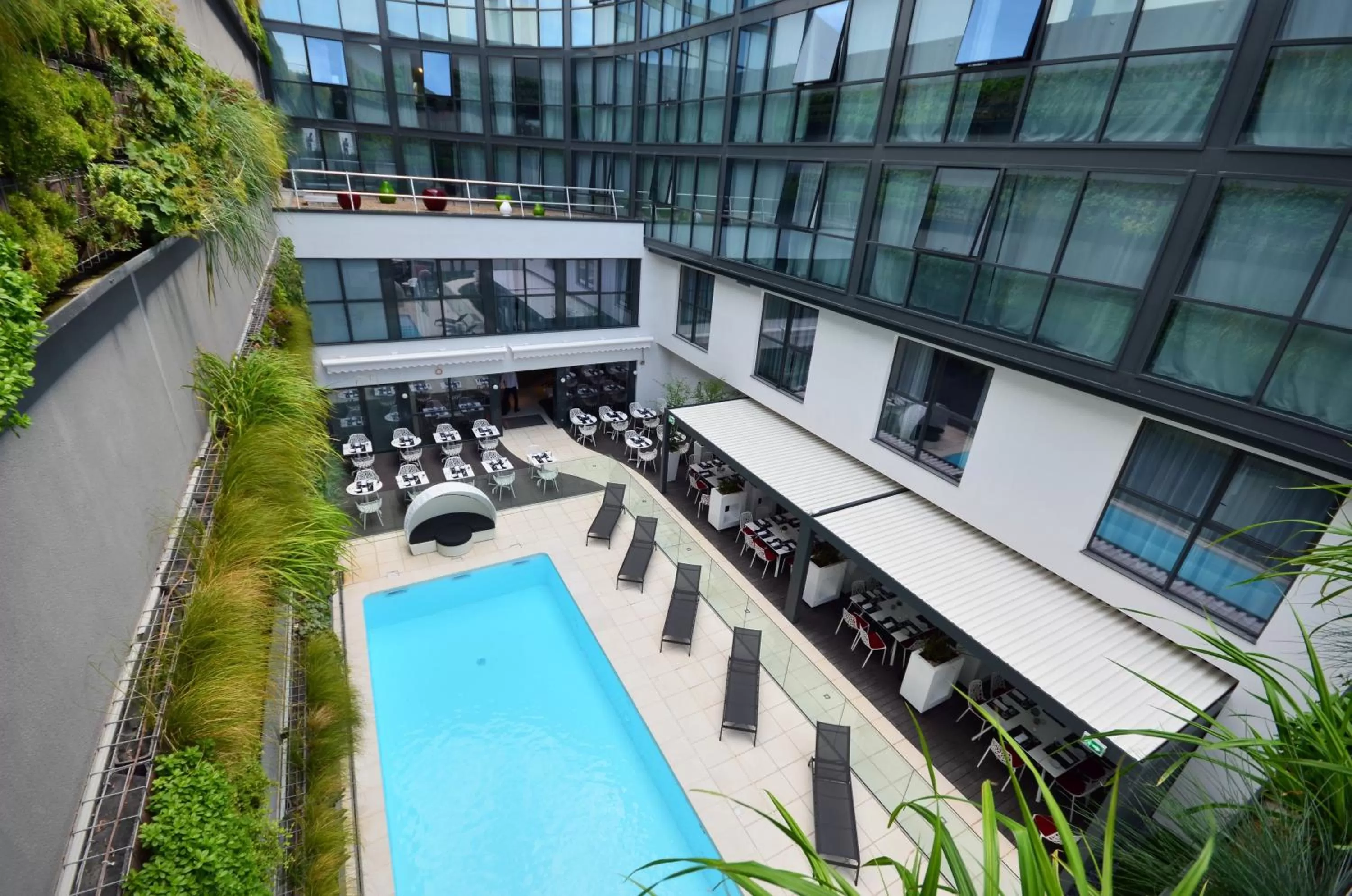 Swimming pool in Holiday Inn Dijon Toison D'or by IHG