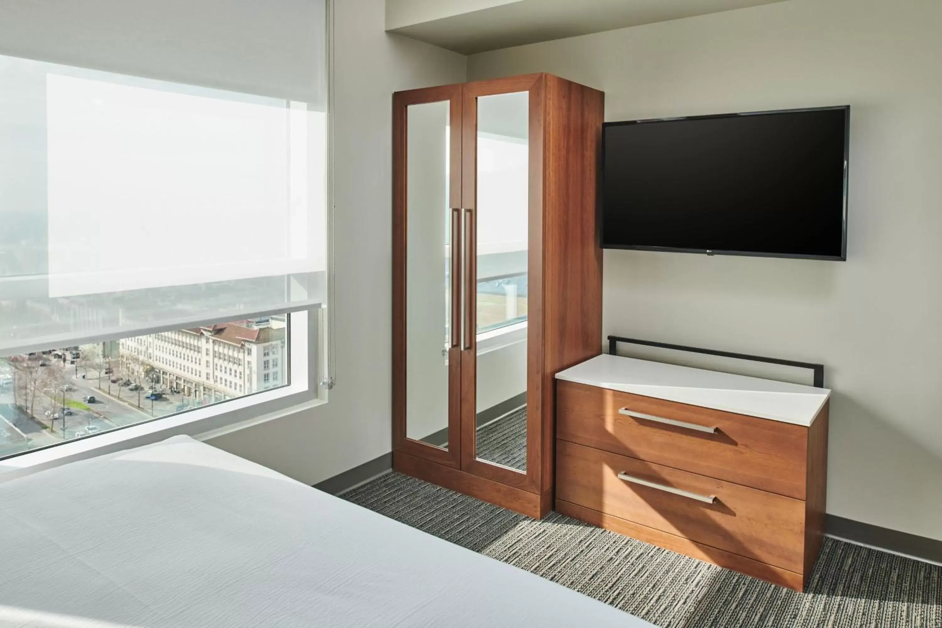 Bedroom, TV/Entertainment Center in Residence Inn By Marriott Berkeley