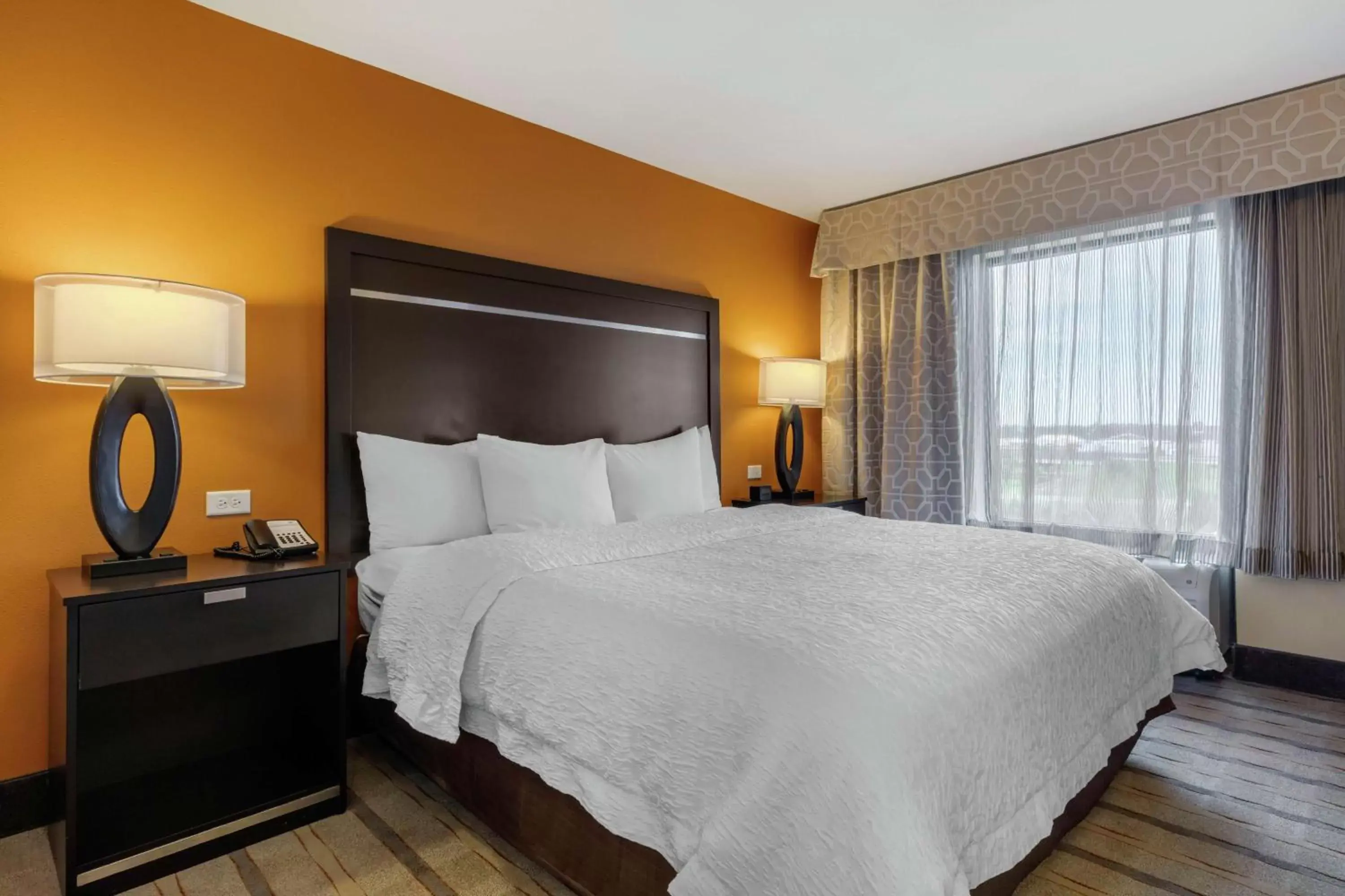 Bed in Hampton Inn and Suites Columbus, MS