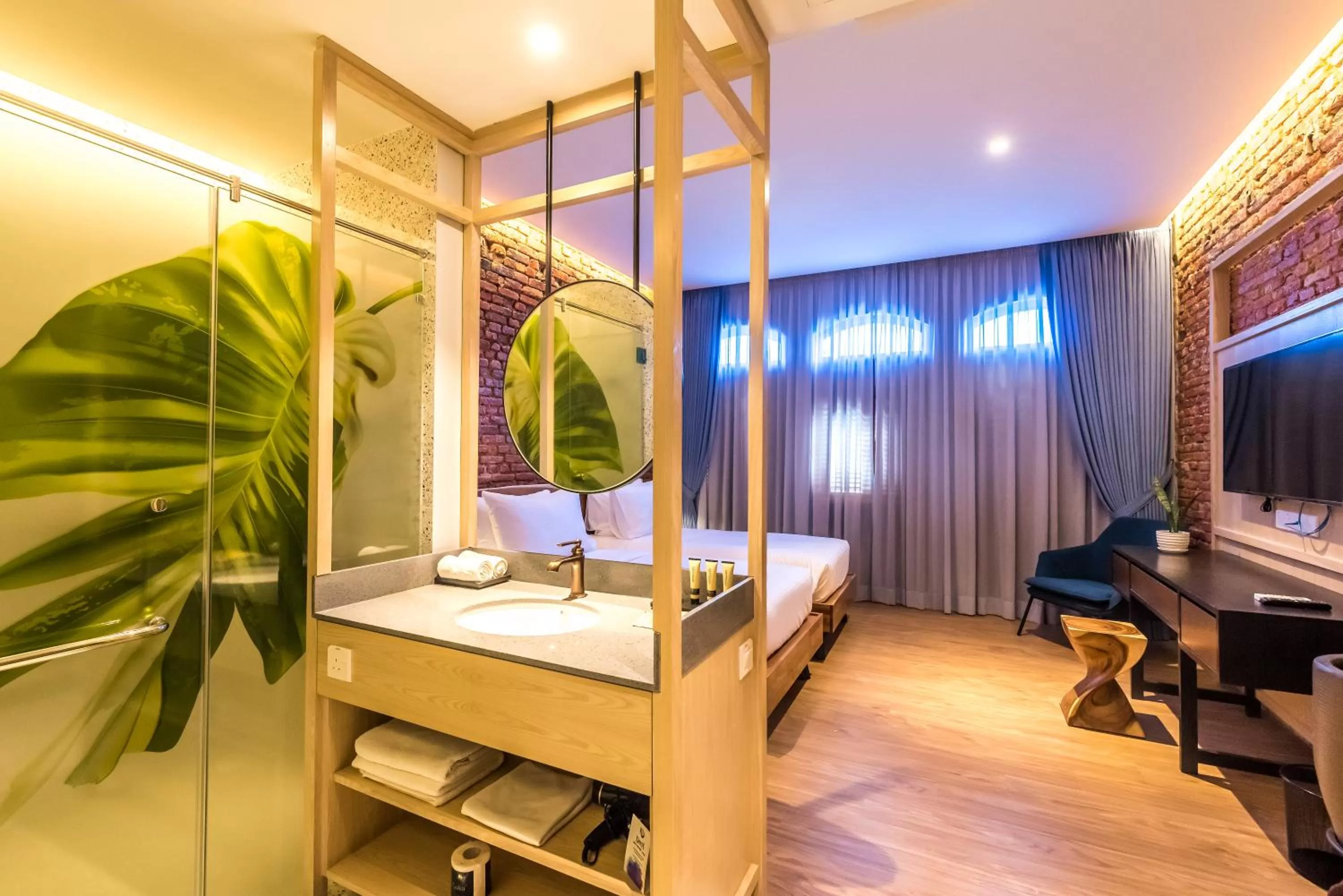 Bathroom, Bed in Tien Terrace Macalister