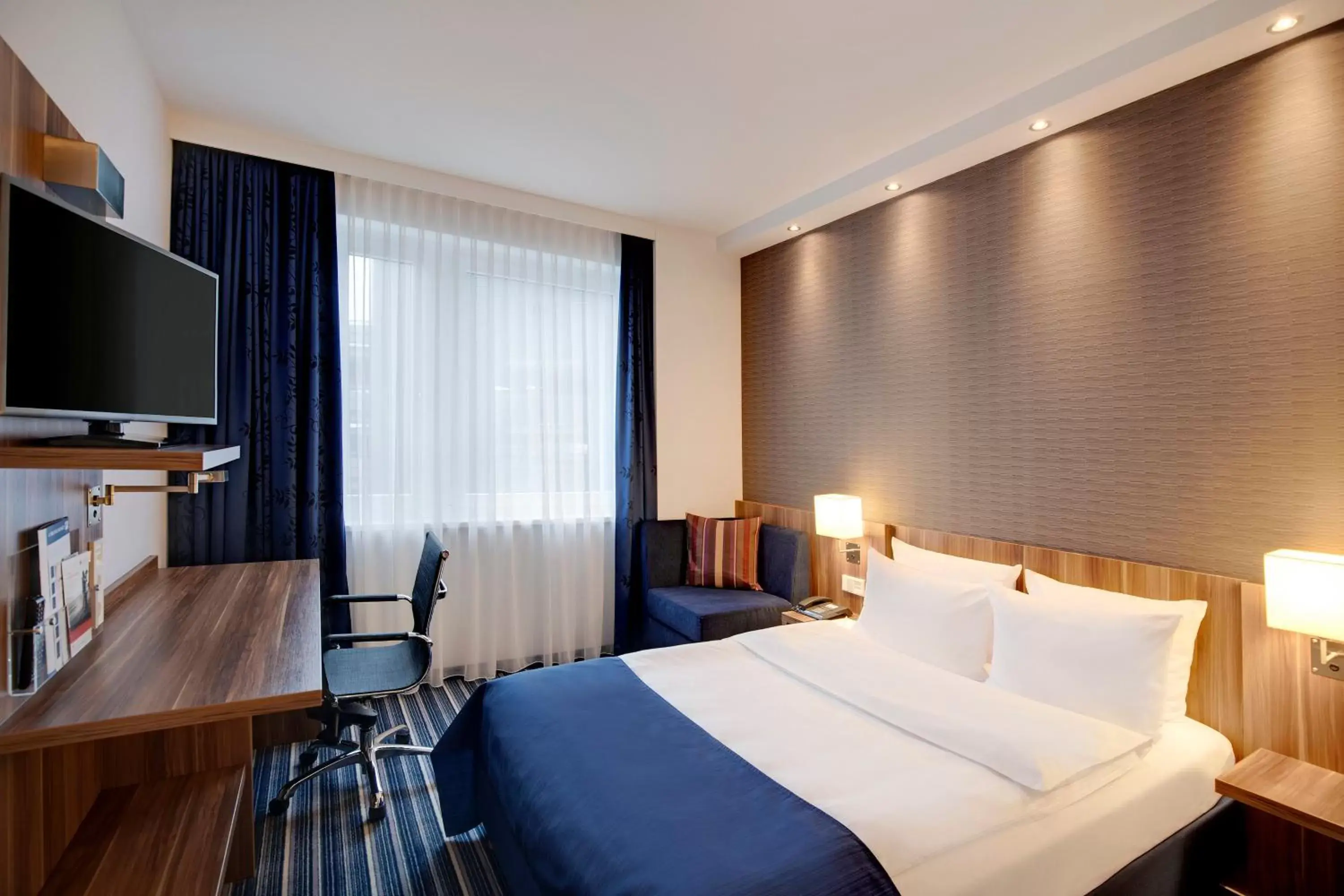 Property building, Bed in Holiday Inn Express Bremen Airport by IHG Property building, Bed in Holiday Inn Express Bremen Airport by IHG