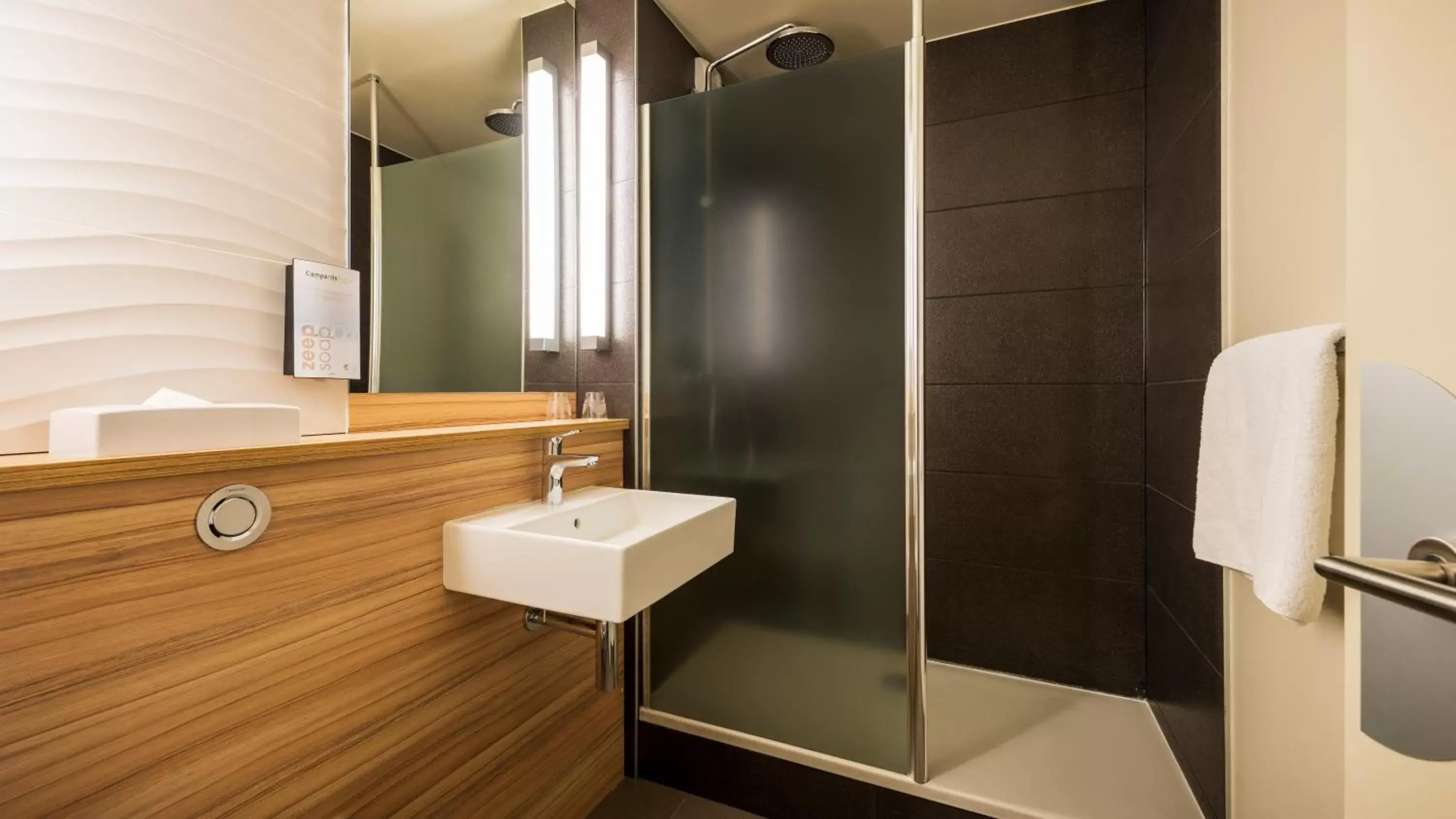 Shower, Bathroom in Campanile Hotel - Birmingham