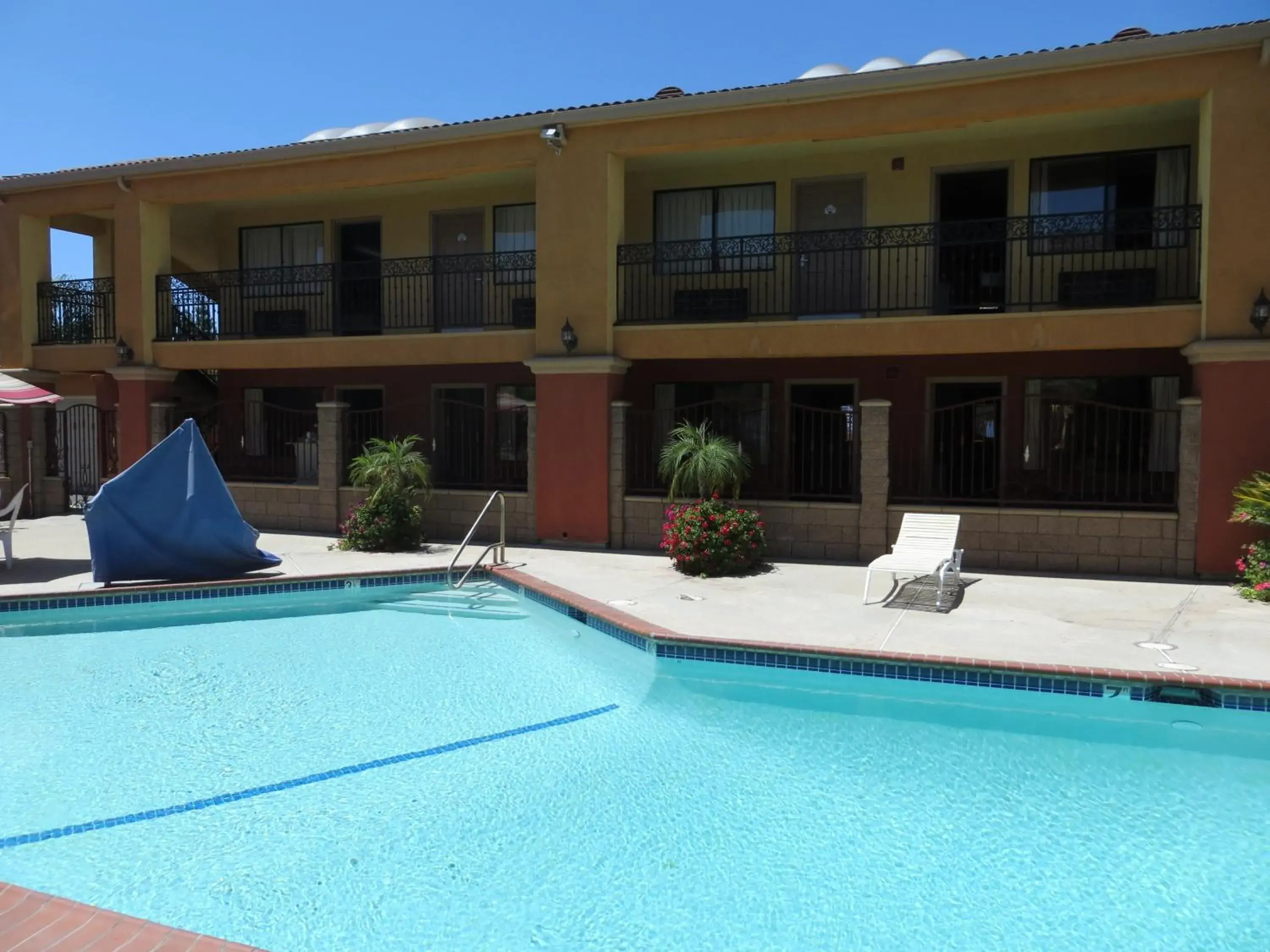 Swimming pool in Azusa Inn Swimming pool in Azusa Inn