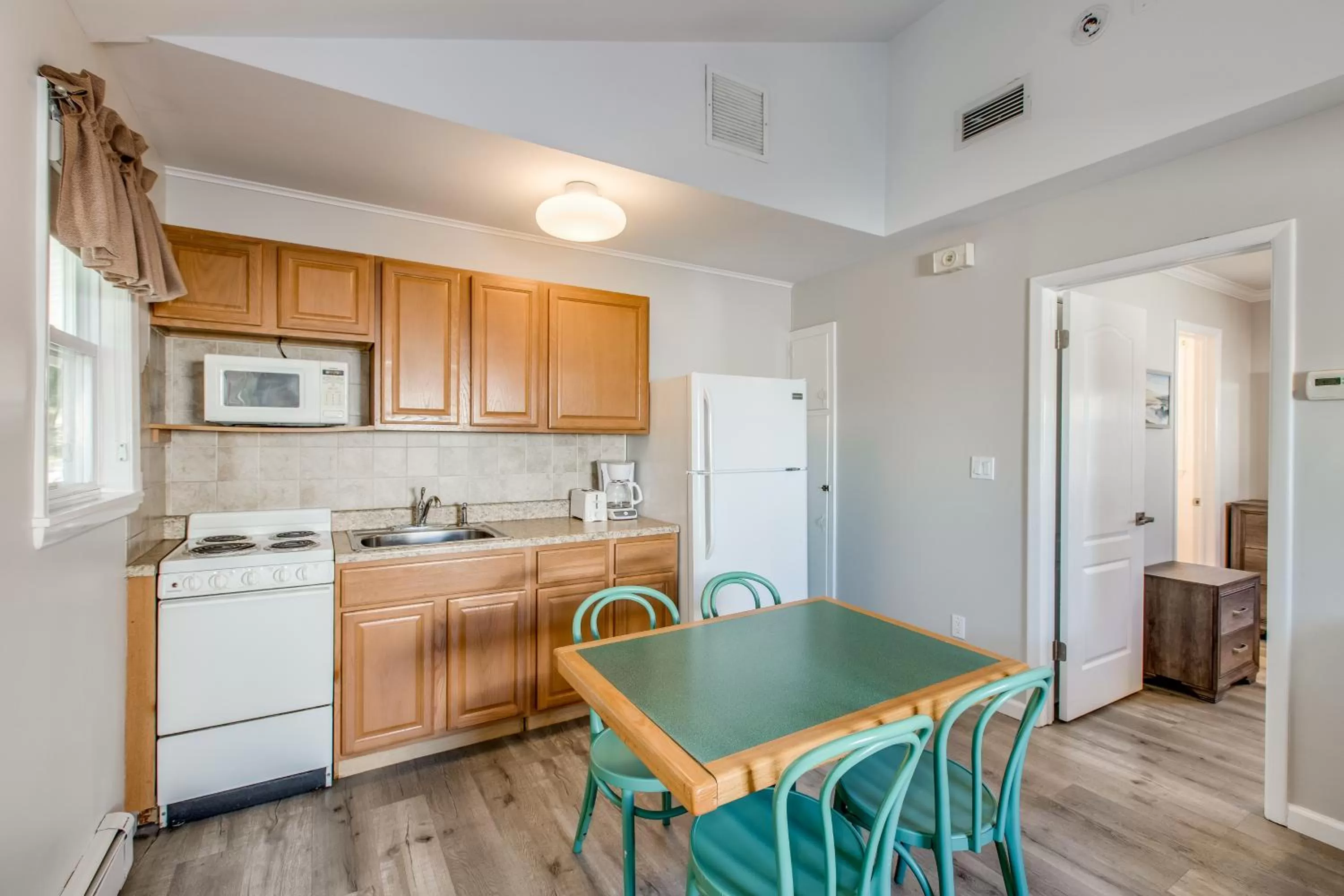 Kitchen/Kitchenette in Colonial Shores Resort