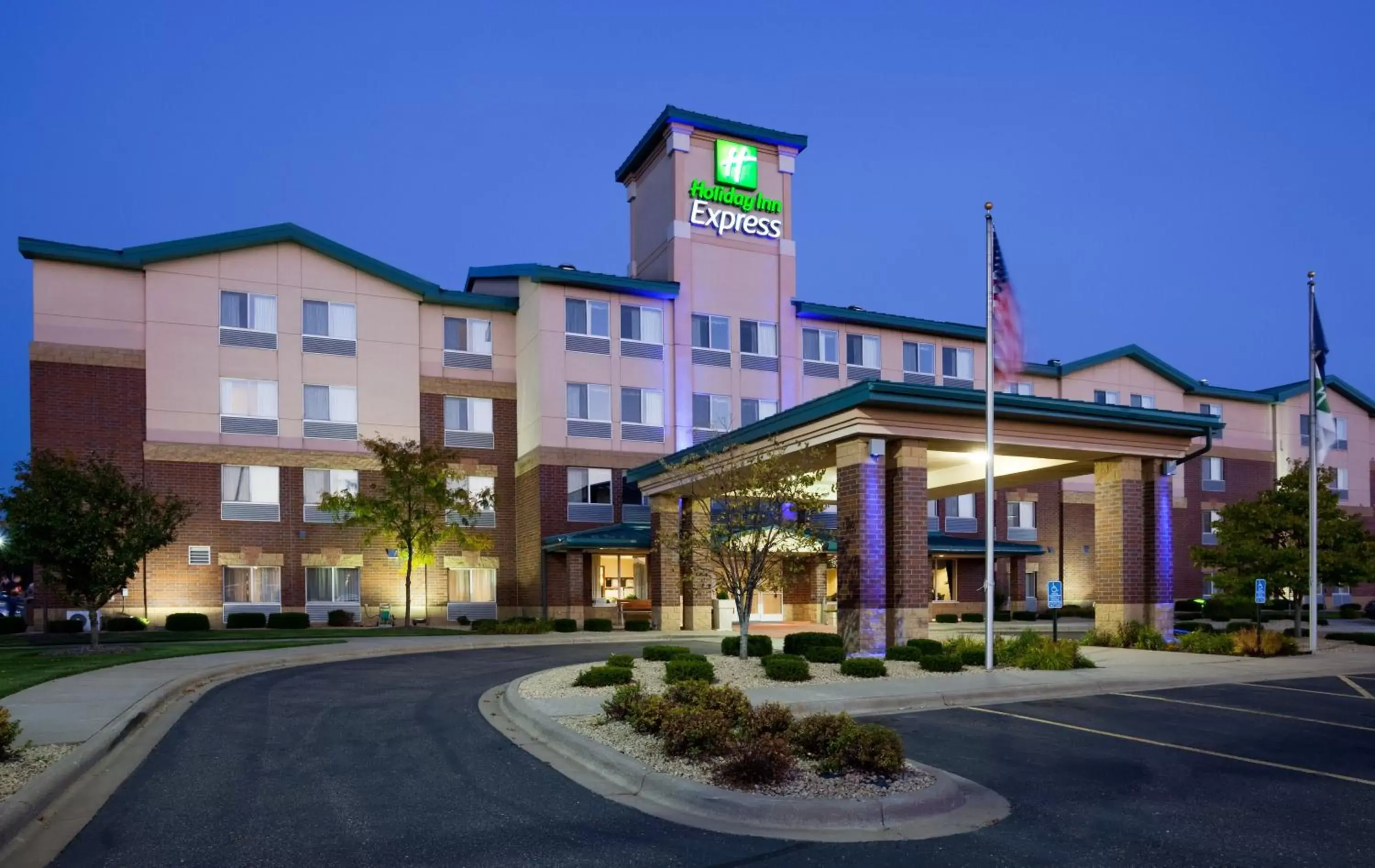 Property Building in Holiday Inn Express Hotel & Suites-St. Paul, an IHG Hotel