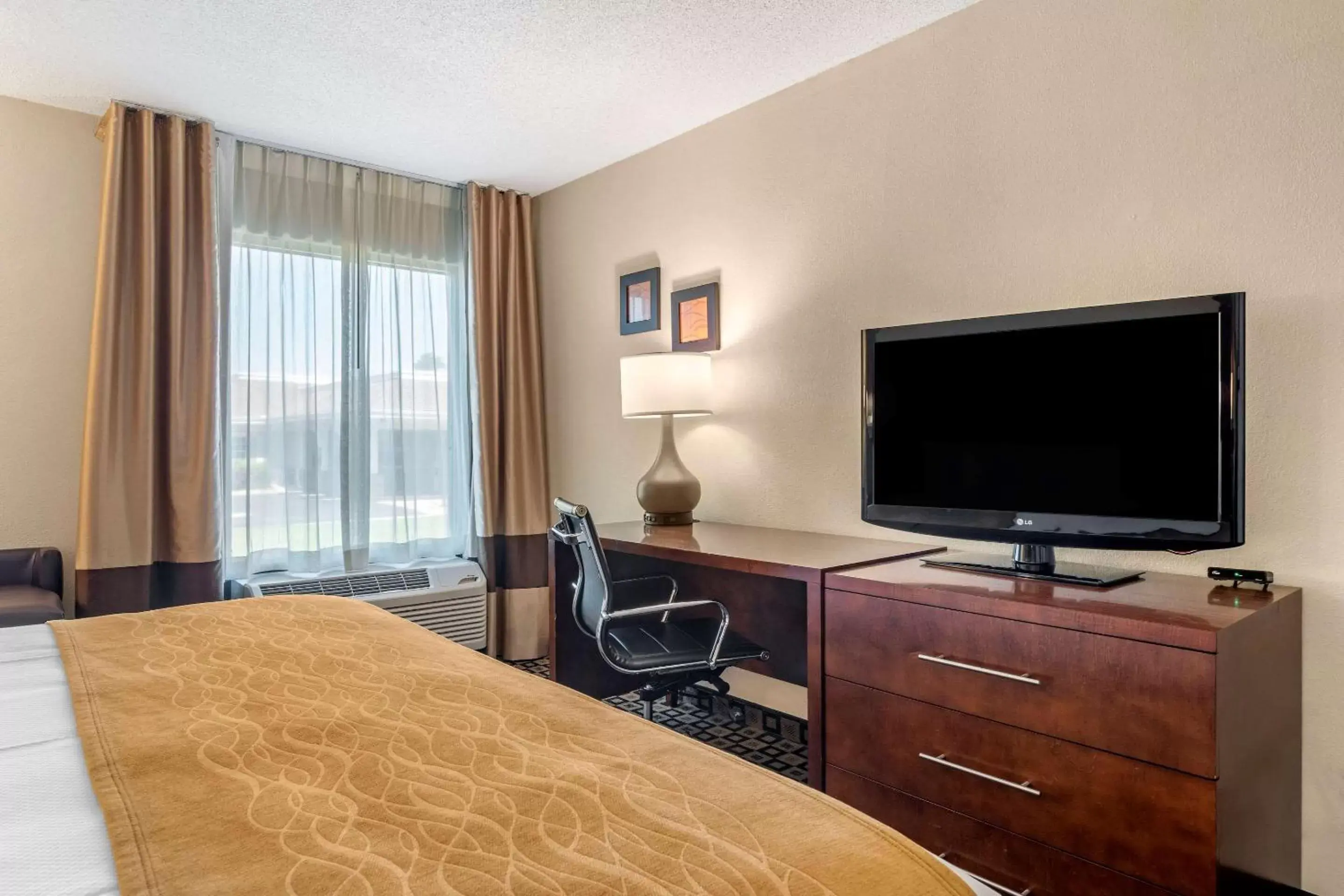 Photo of the whole room, TV/Entertainment Center in Comfort Inn & Suites Athens