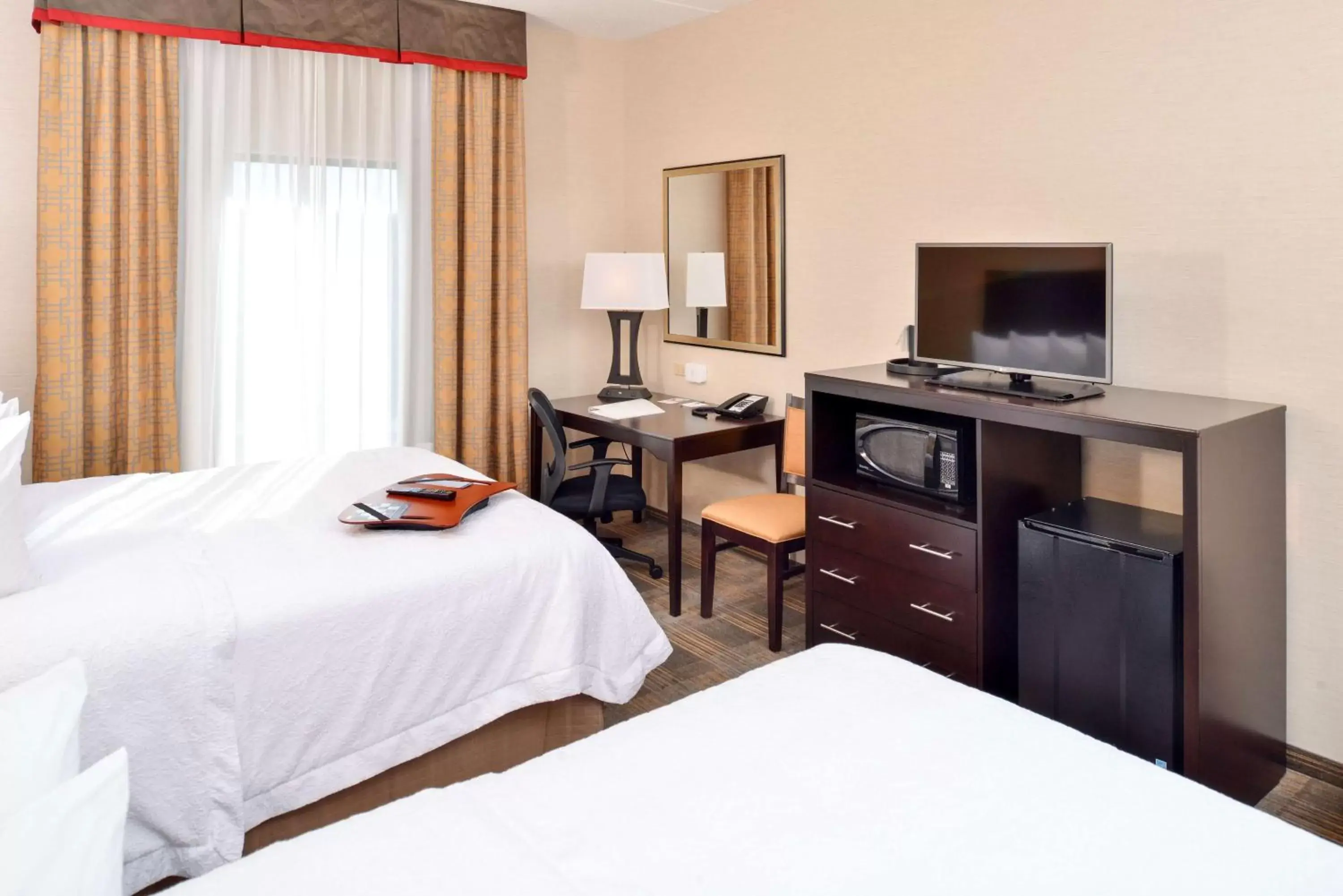 Bed in Hampton Inn & Suites California University-Pittsburgh
