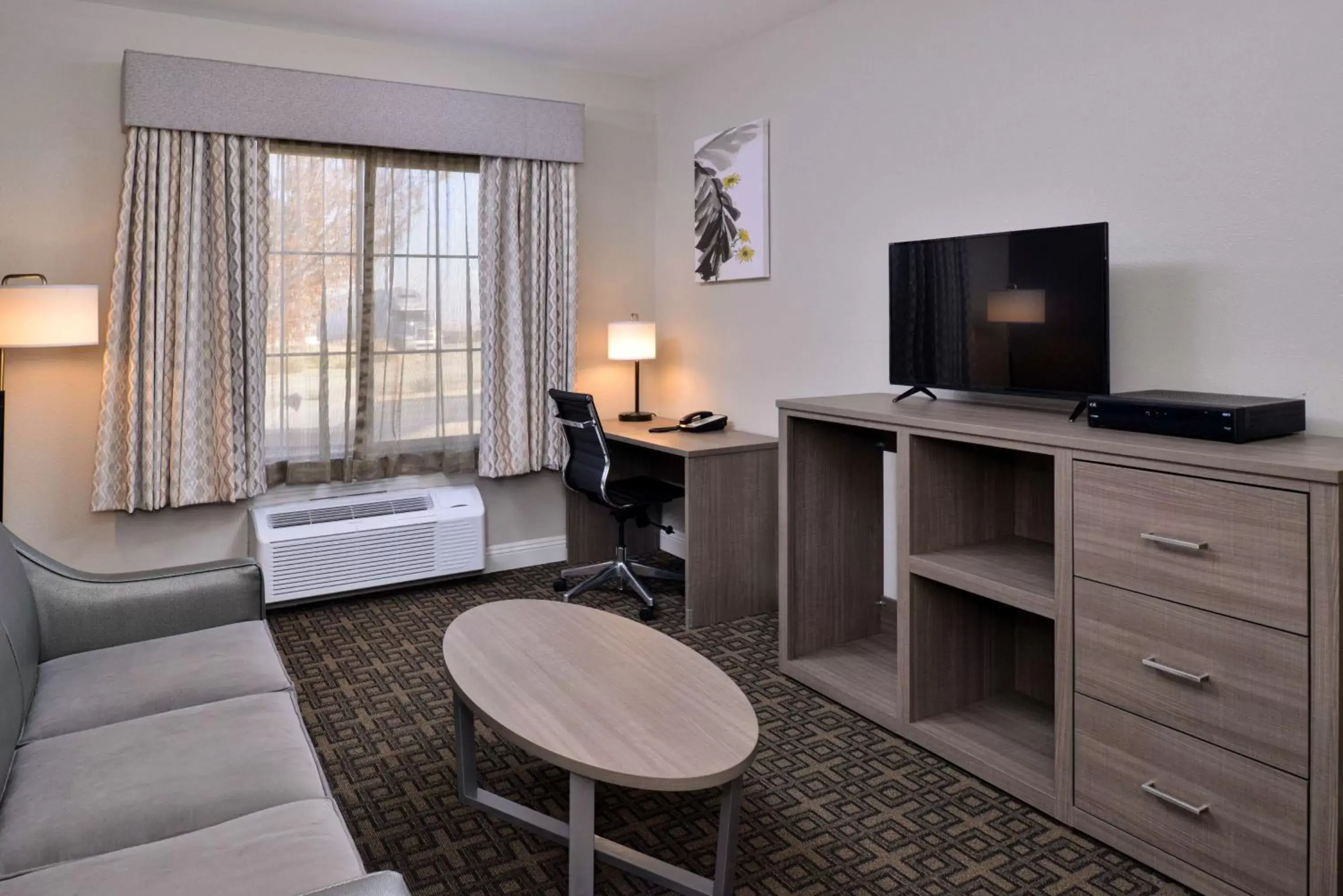 Photo of the whole room, TV/Entertainment Center in Best Western Kettleman City Inn & Suites