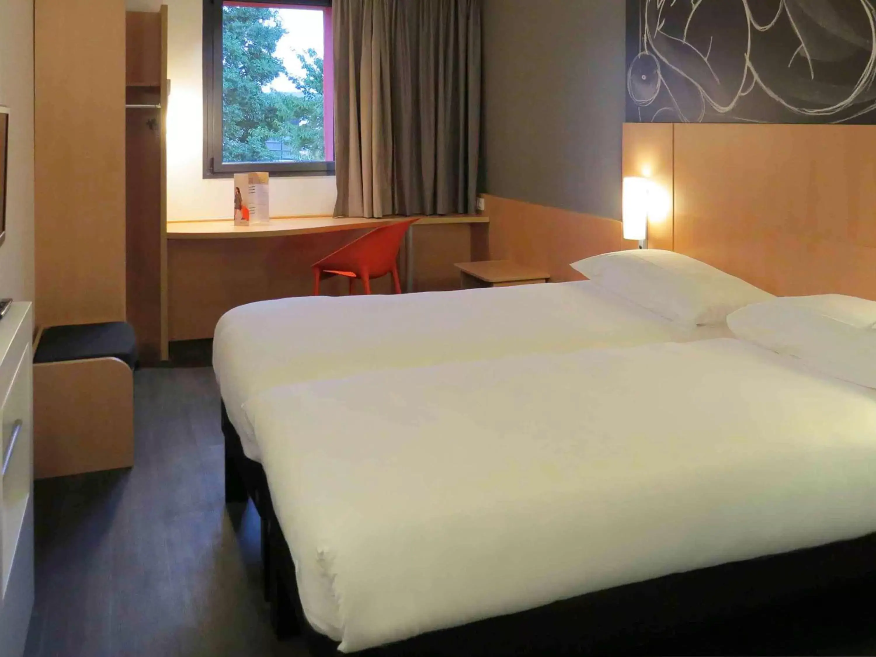 Photo of the whole room, Bed in ibis Soissons