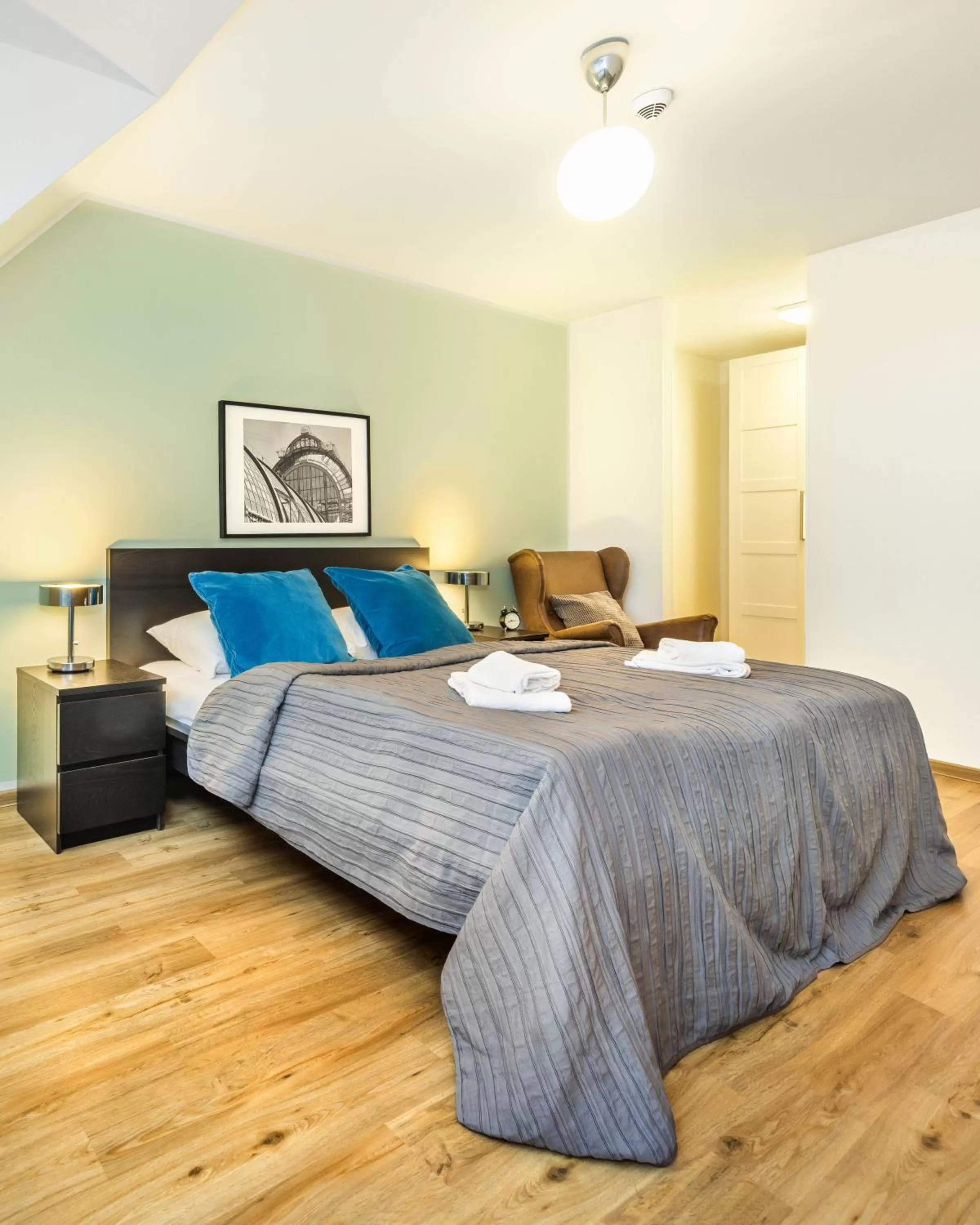 Bed in Jimmy's Apartments Lory