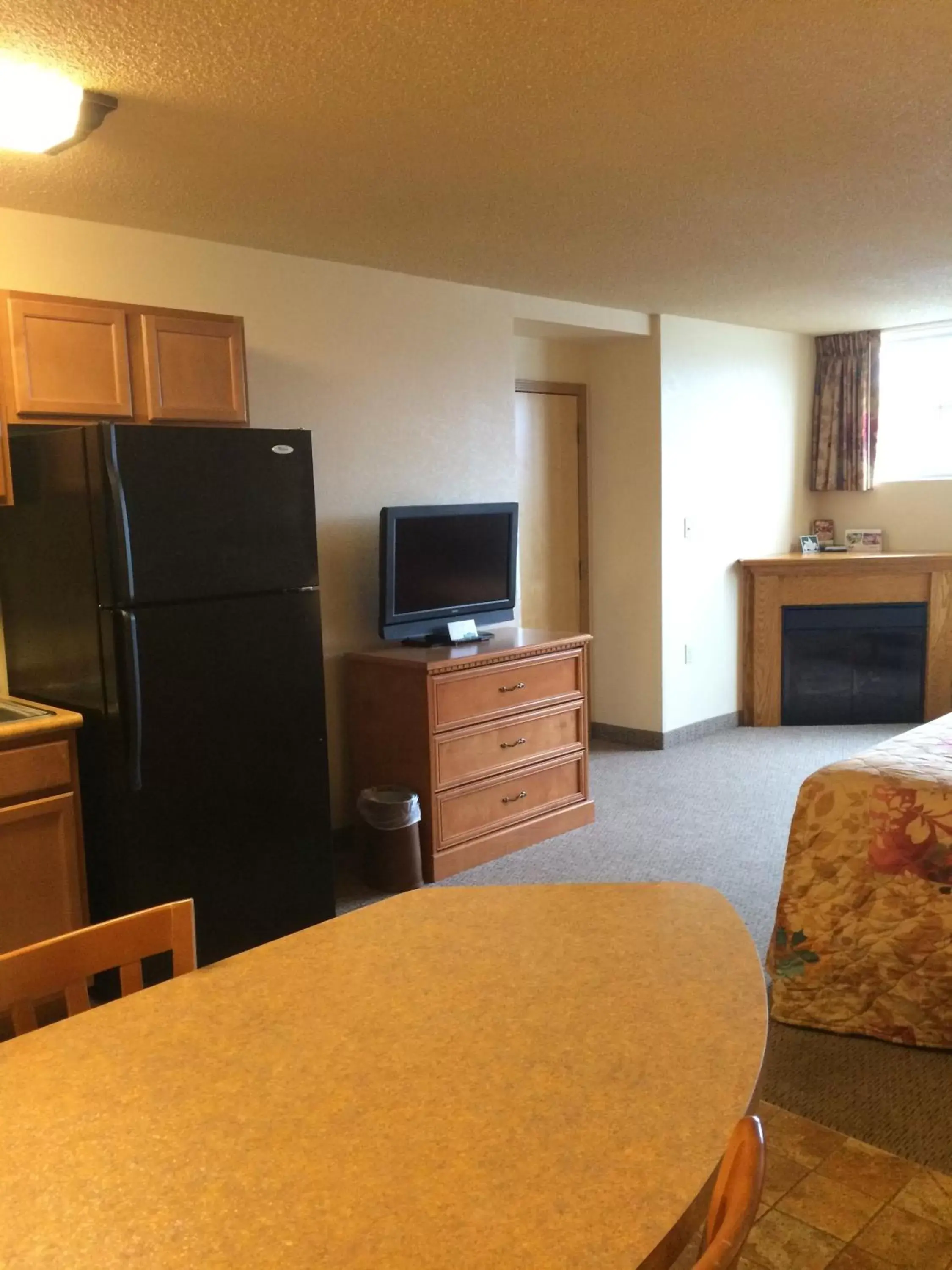 Photo of the whole room, TV/Entertainment Center in Grand Smokies Resort Lodge Pigeon Forge