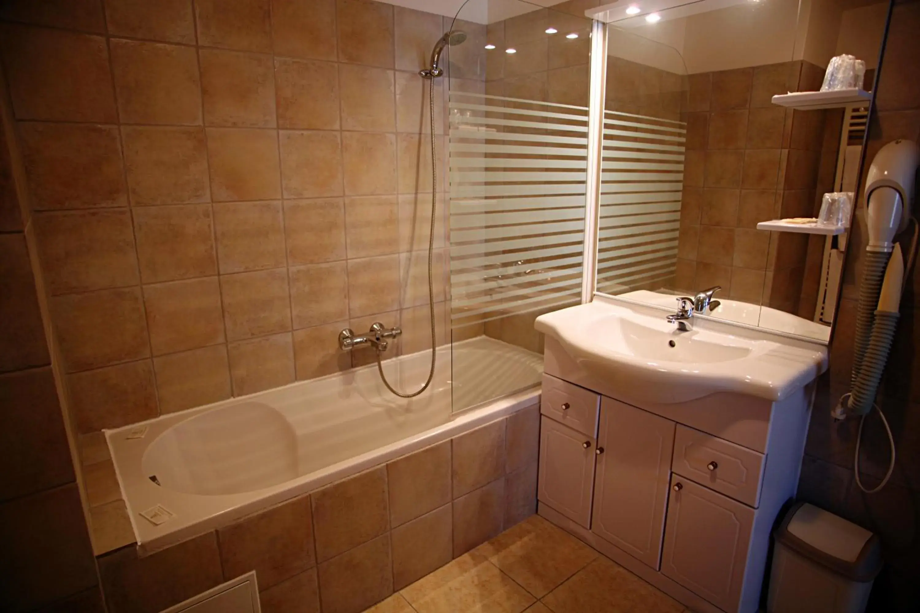 Bathroom in Le Petit Manoir Logis