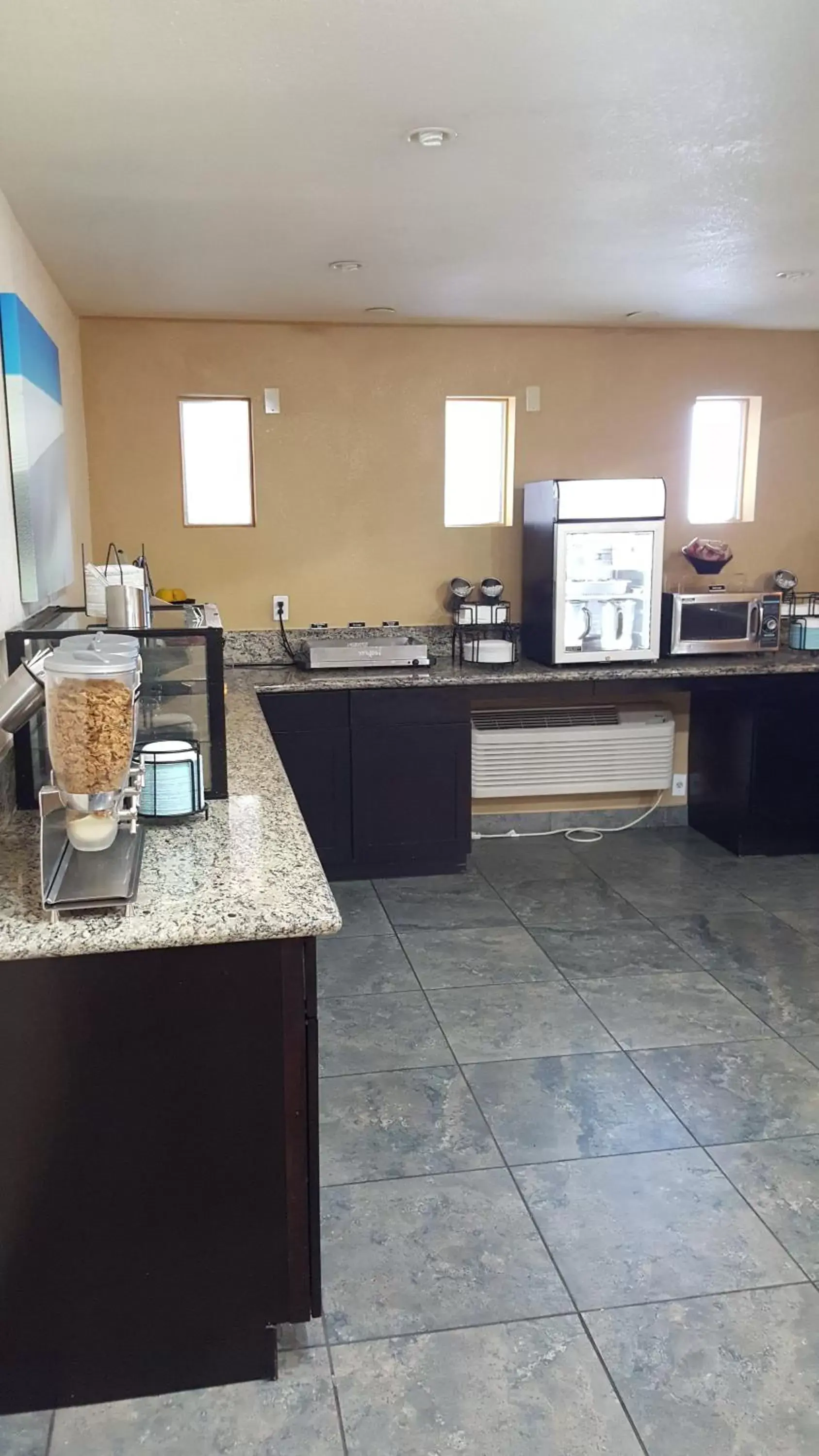 Breakfast, Kitchen/Kitchenette in Best Western Desert Oasis