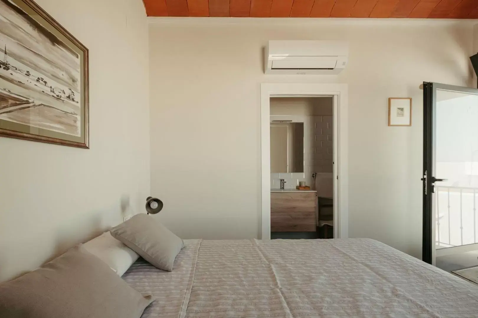 Shower, Bed in Casa Victoire Ayamonte