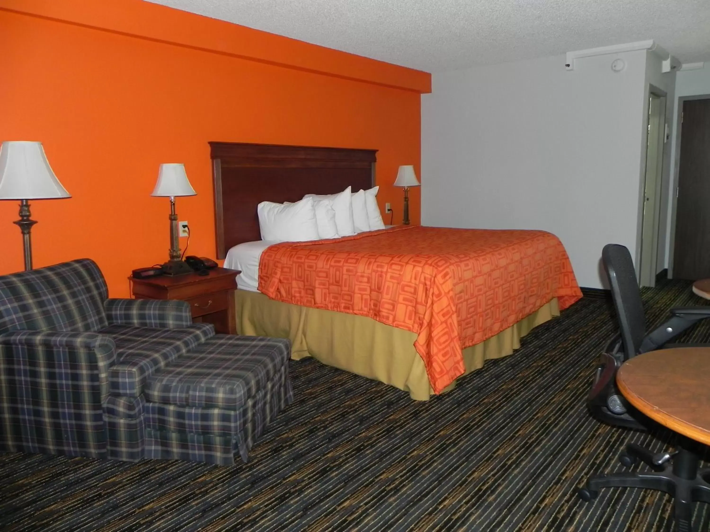 Photo of the whole room, Bed in Howard Johnson by Wyndham Lexington