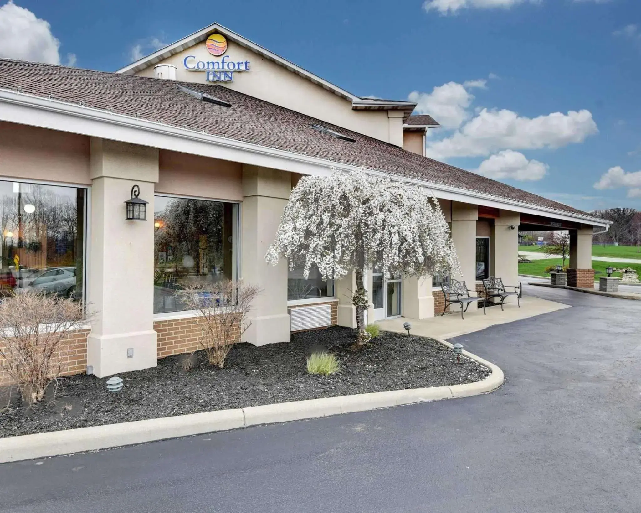Property Building in Comfort Inn Painesville