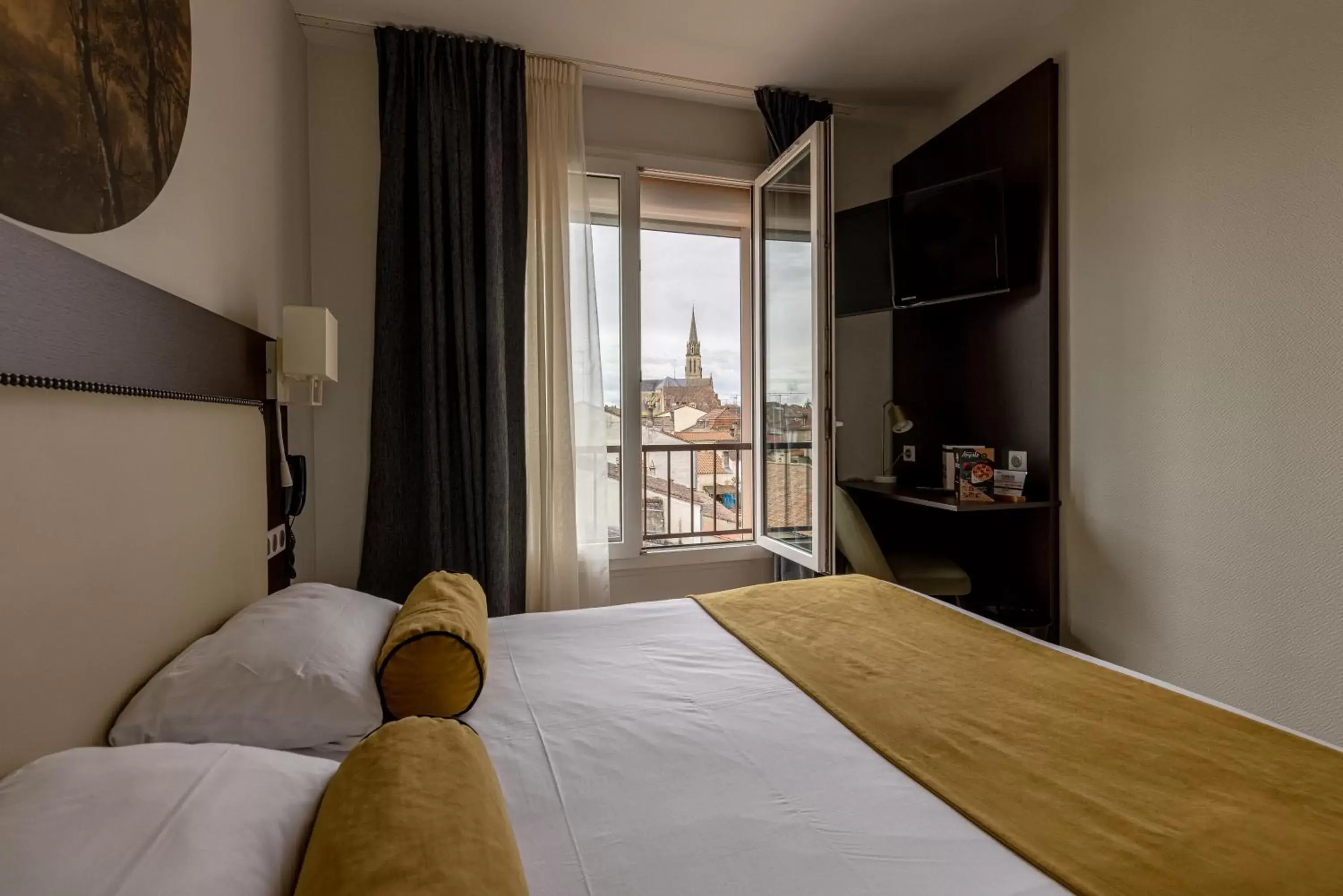 Bed in Europ'Hotel Bergerac