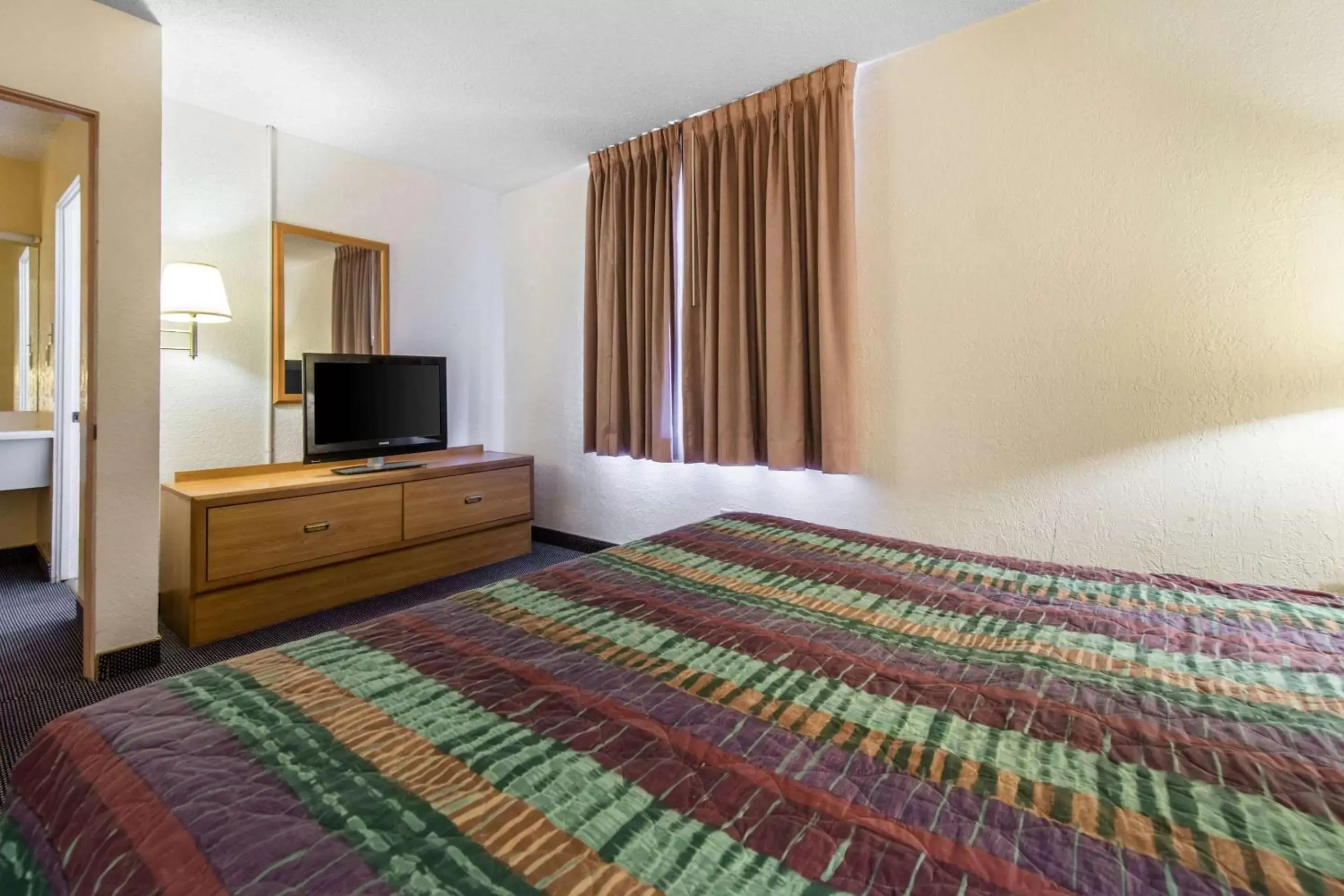 Photo of the whole room, Bed in Rodeway Inn & Suites Colorado Springs