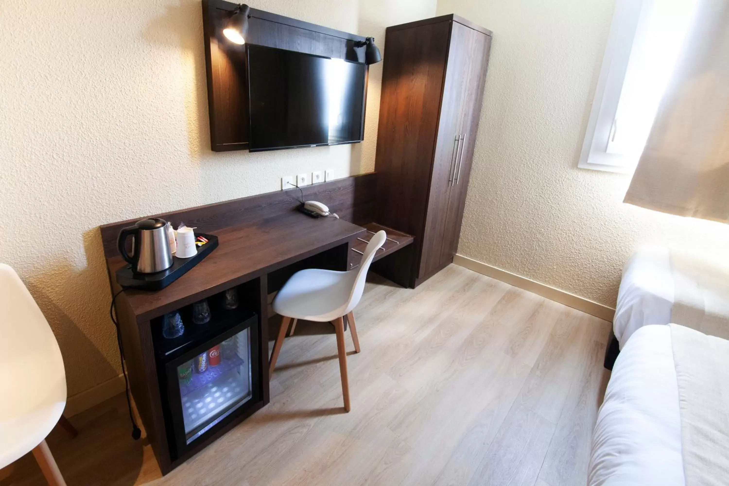 Bedroom, TV/Entertainment Center in Comfort Hotel Clermont Saint Jacques